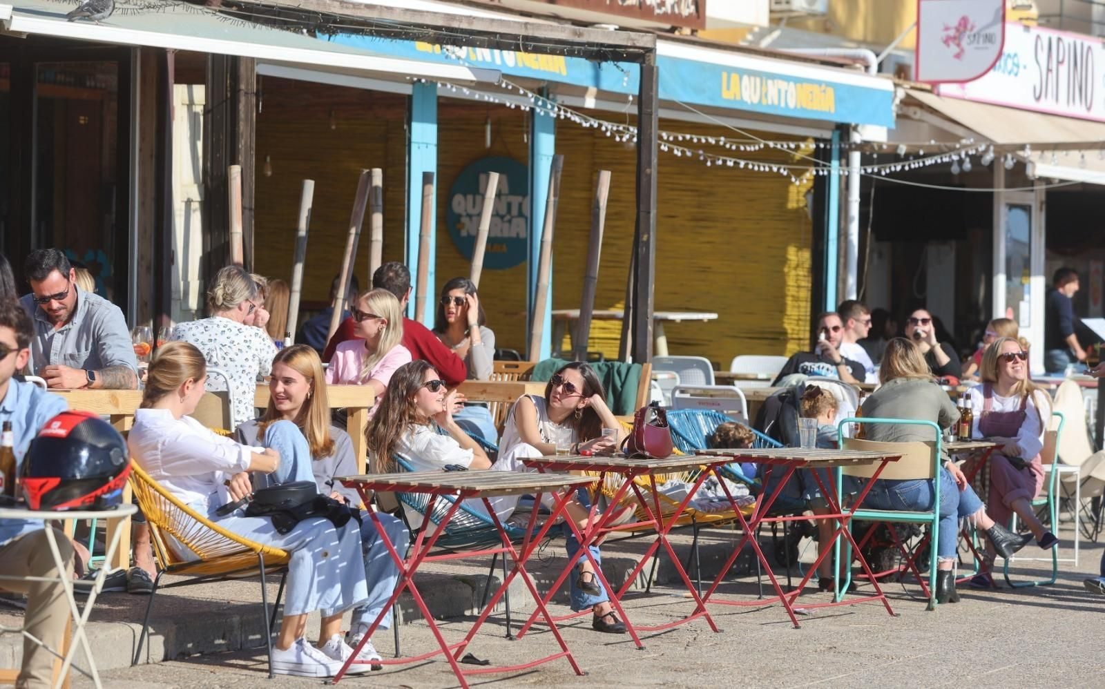 Una de las terrazas de Pedregalejo llena de clientes.