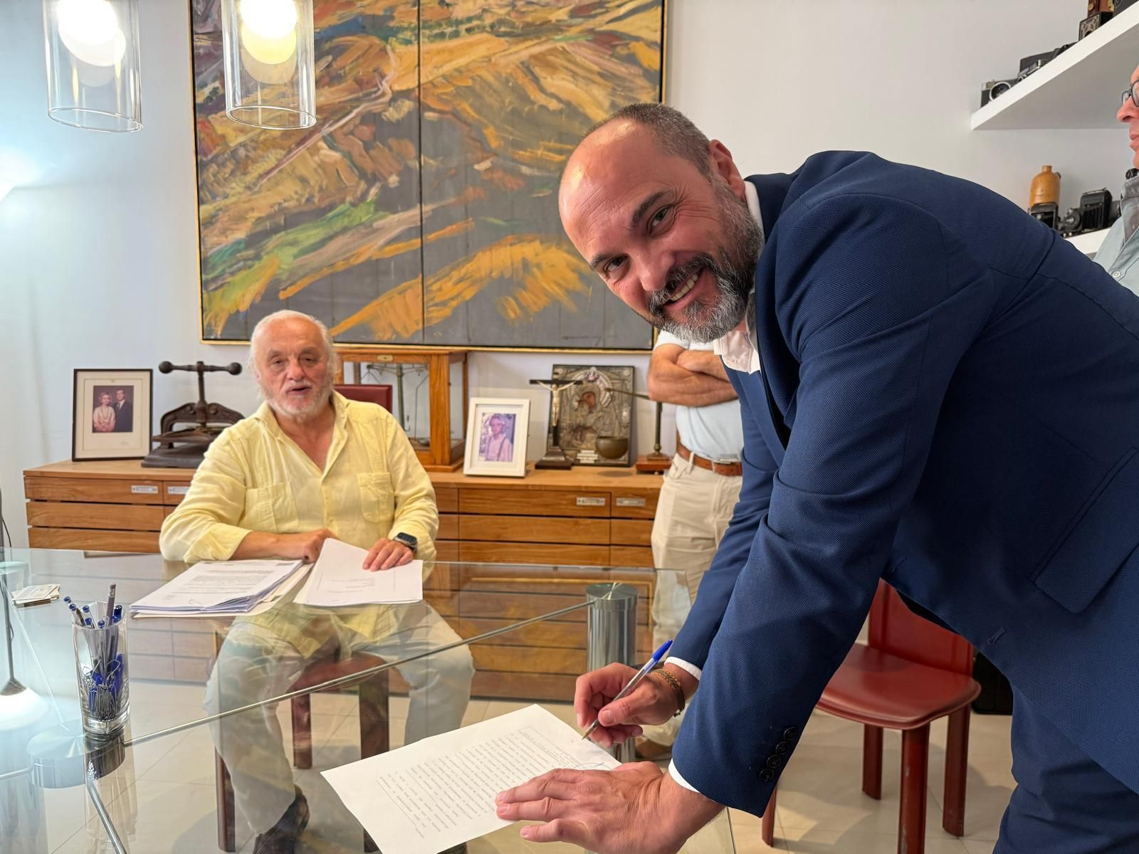 El alcalde, Miguel Alconchel, firma la compraventa.