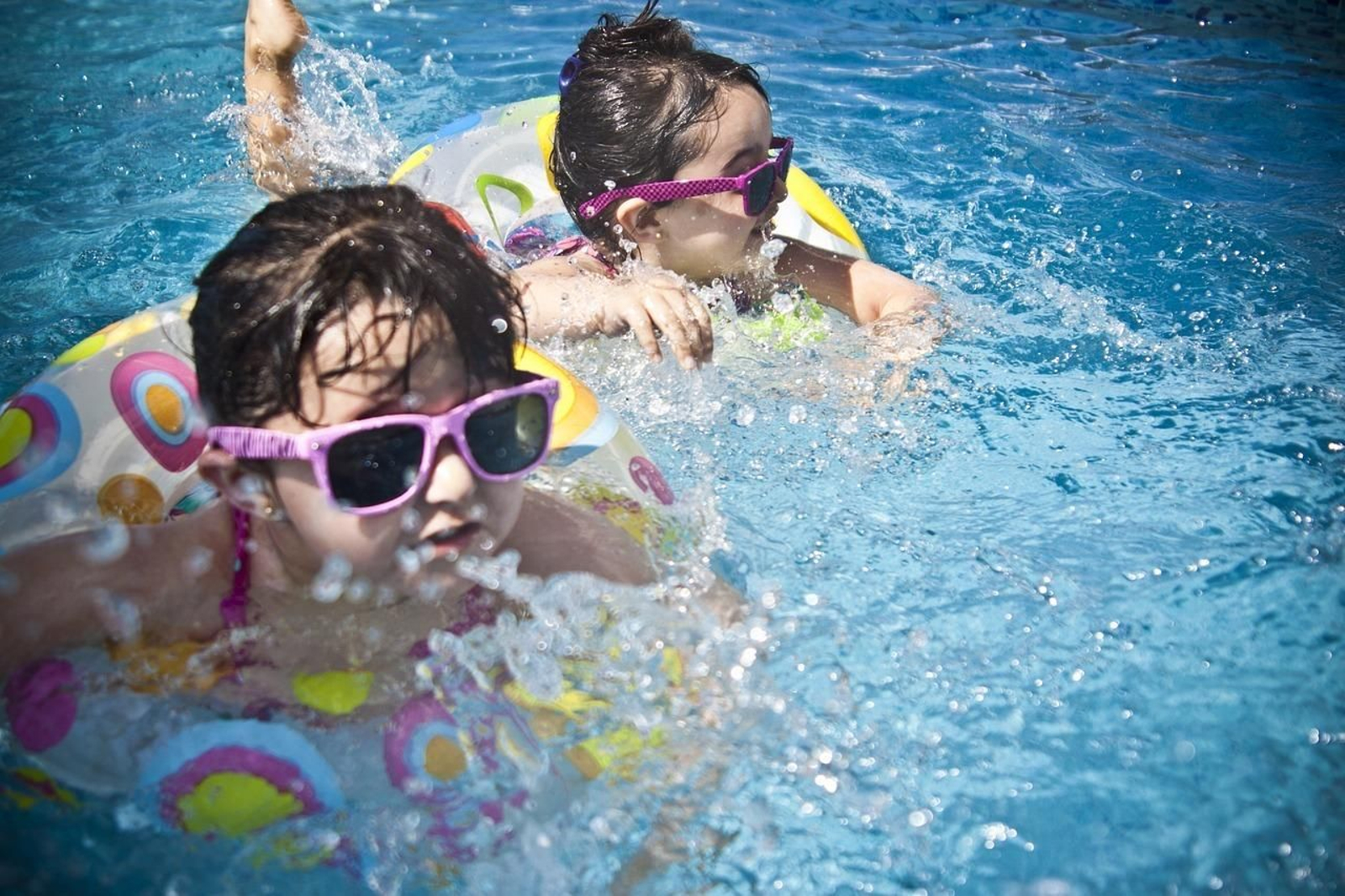 Niñas en una piscina.