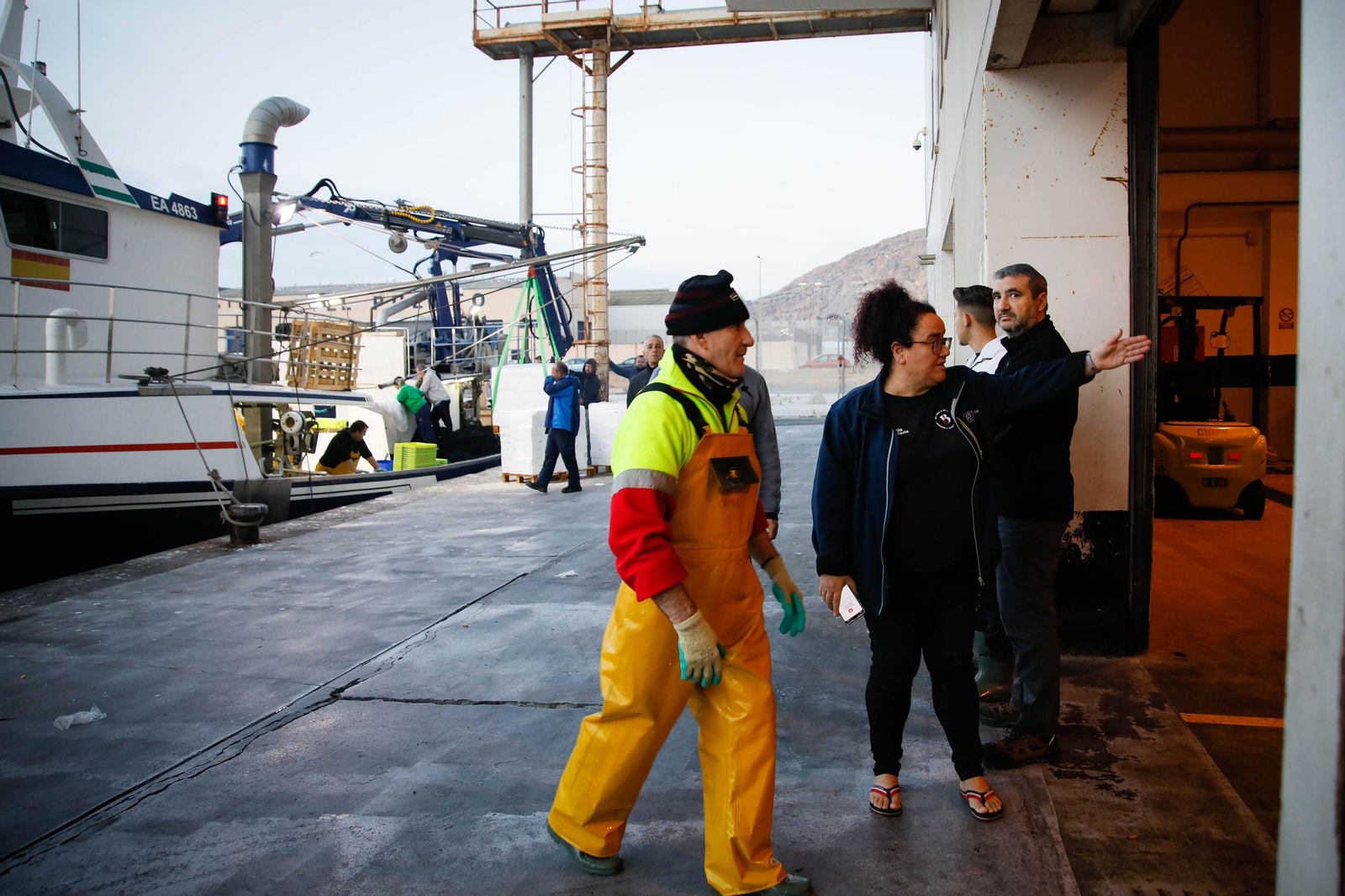Te contamos en imágenes como ha sido la descarga de las traiñas en la lonja de Almería