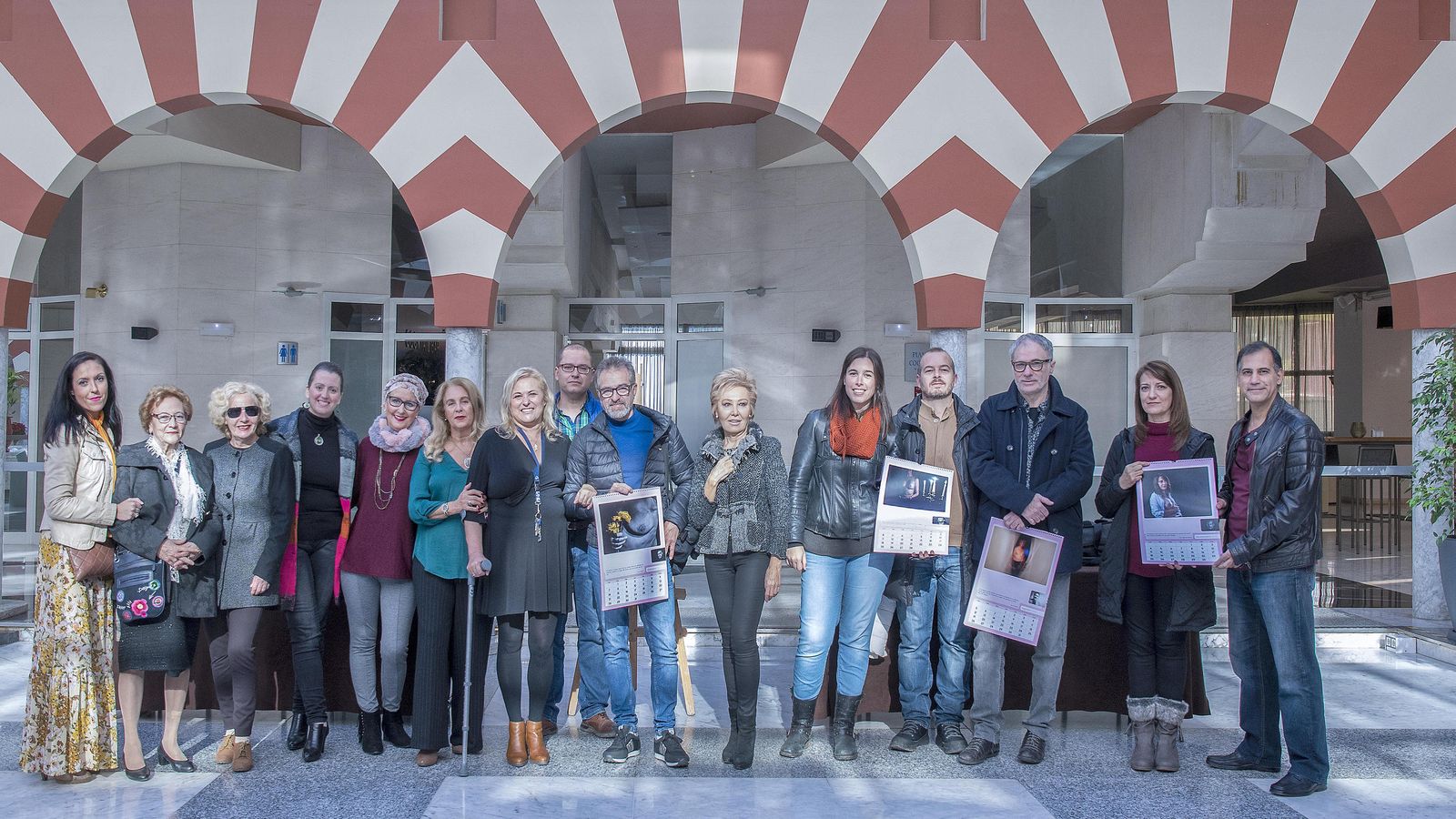 Presentación de la Asociación Lazo Rosa con los fotógrafos participantes en el calendario.