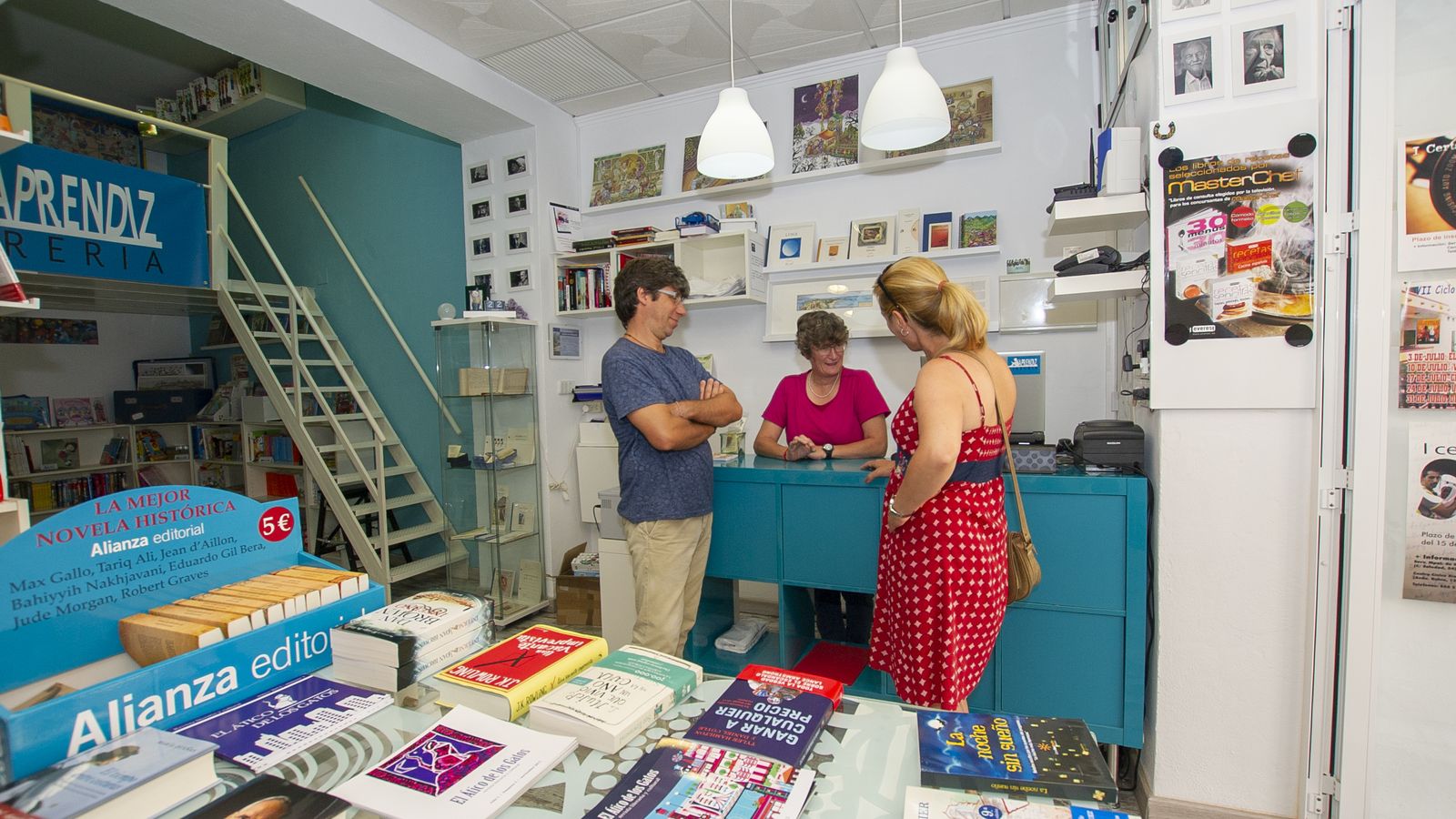 Pepe y Lourdes atienden a una clienta en la librería