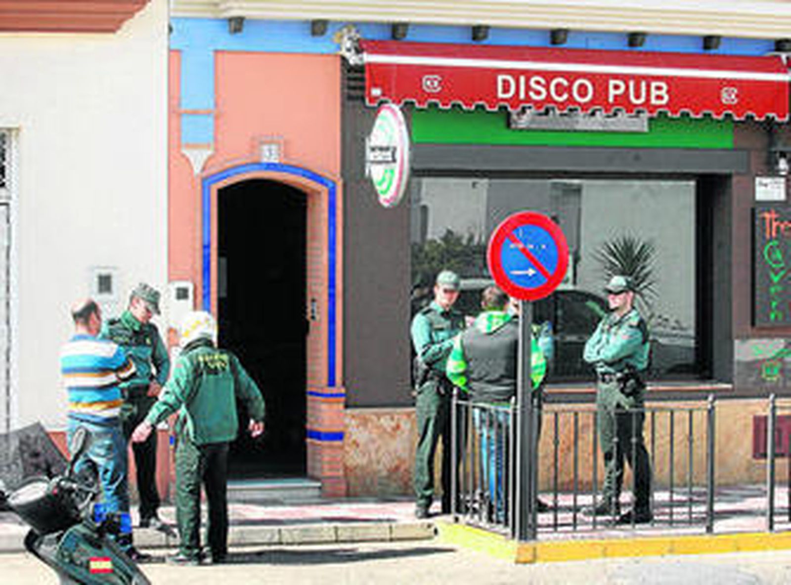 Agentes de la Guardia Civil ante la fachada de la viviernda en la que se produjo el crimen.