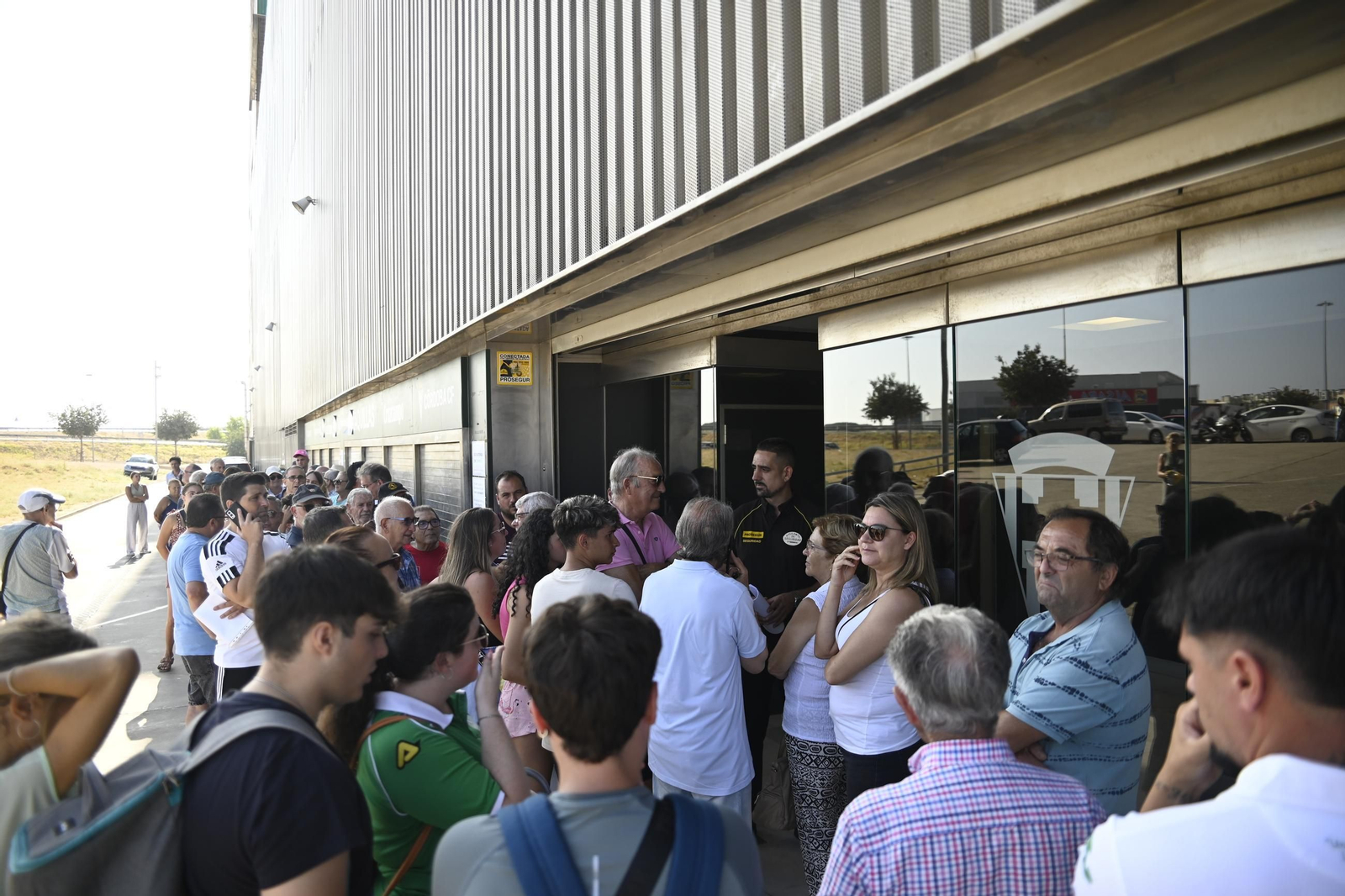 Numerosos seguidores del Córdoba CF se agolpan a las puertas de El Arcángel para conseguir su abono.