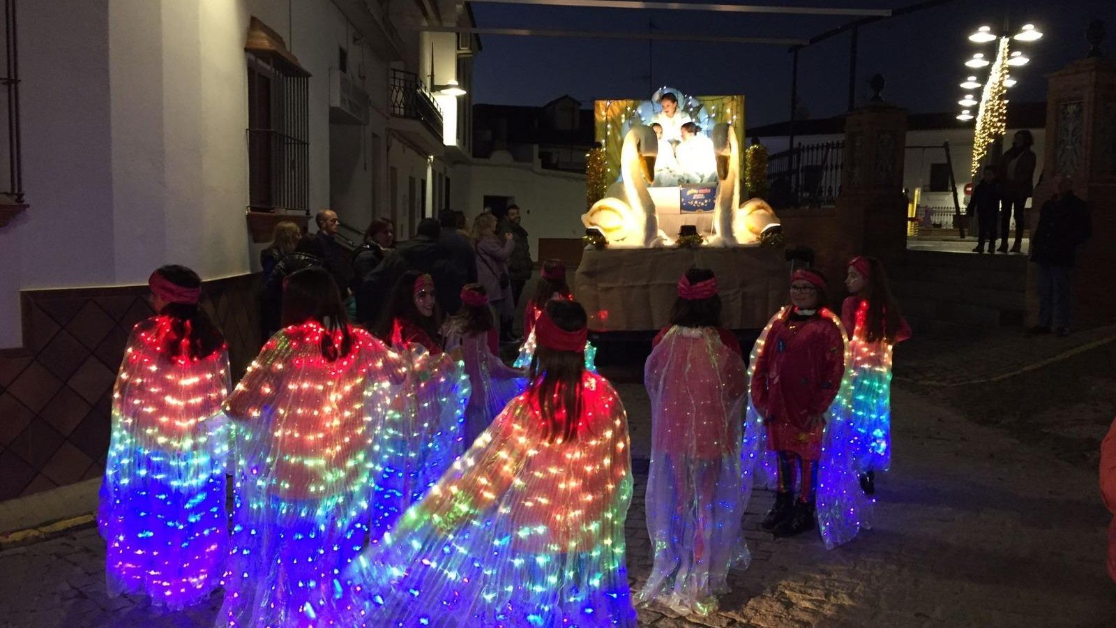 Varias niñas en la Cabalgata de Cumbres Mayores.