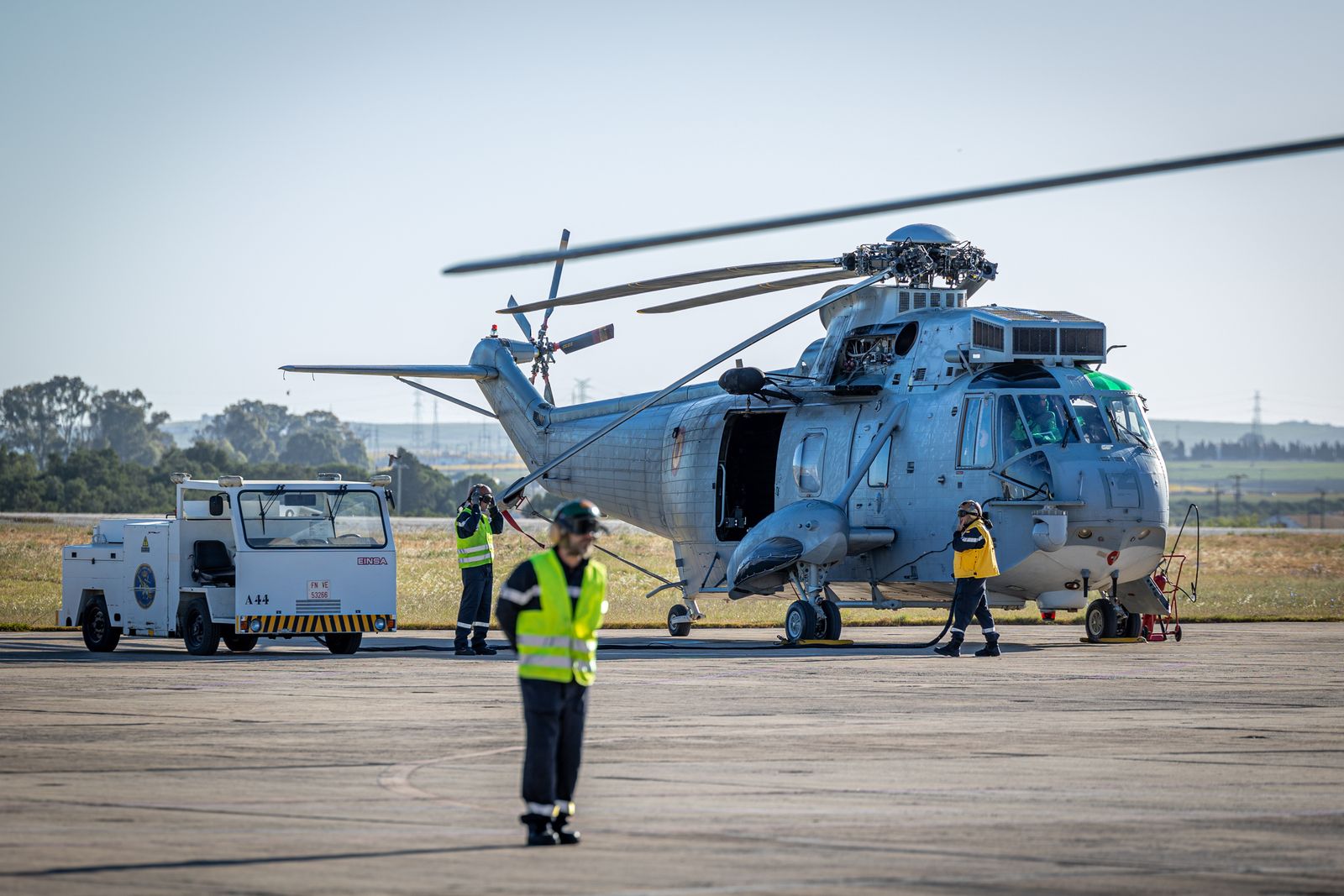 Imágenes del vuelo de despedida de los 'Sea King'  de la Quinta Escuadrilla de la FLOAN de la Armada por la Bahía de Cádiz