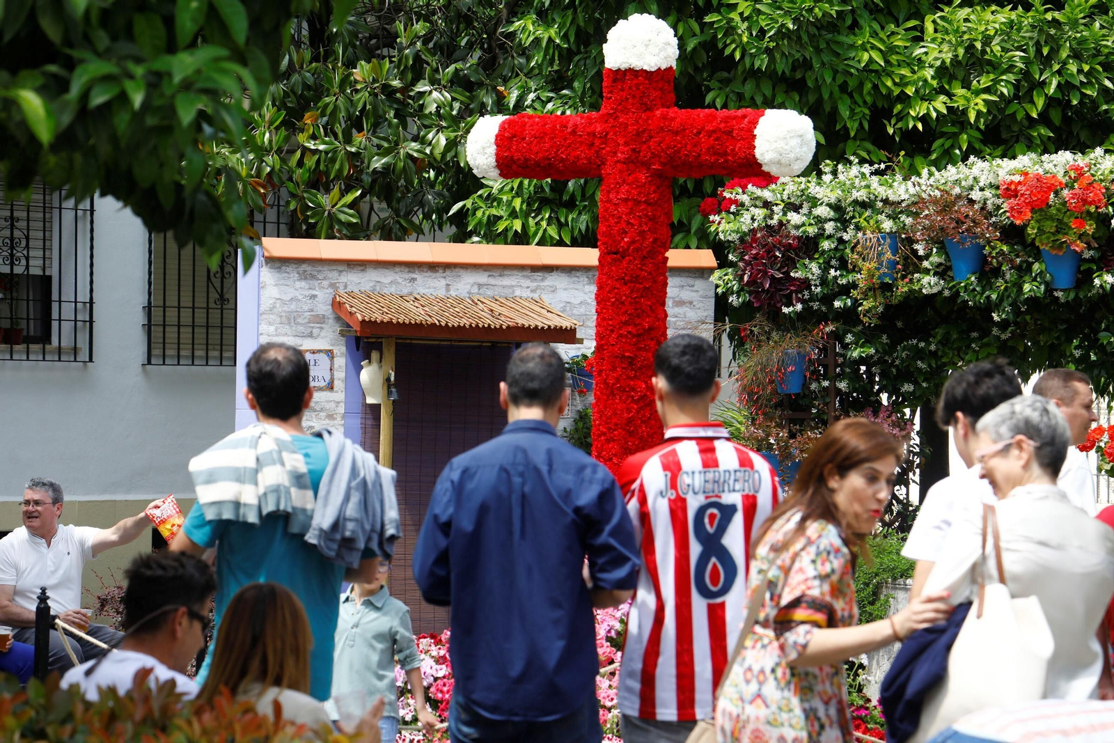 El ambiente en las Cruces de Mayo de Córdoba a mediodía, en imágenes