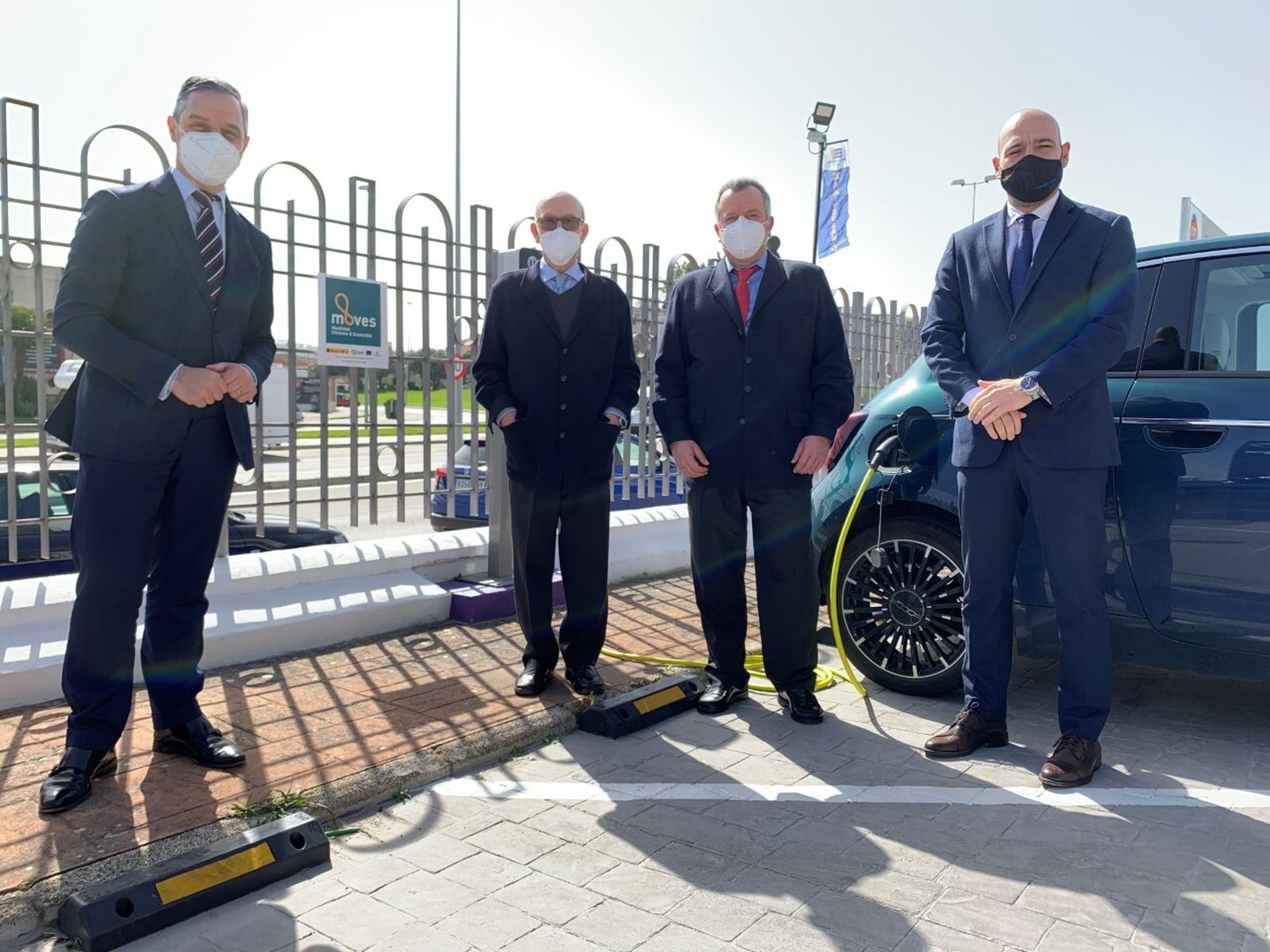 El consejero de Hacienda y Financiación Europea, Juan Bravo, en su visita a la empresa JMP TOBUS, en la que ha estado acompañado por el director de la Agencia Andaluza de la Energía, Javier Ramírez.