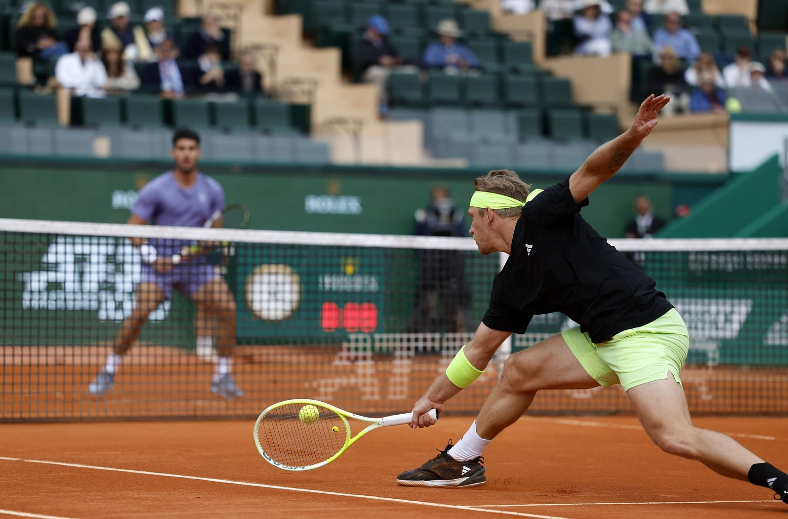 Davidovich golpea de revés cerca de la red.