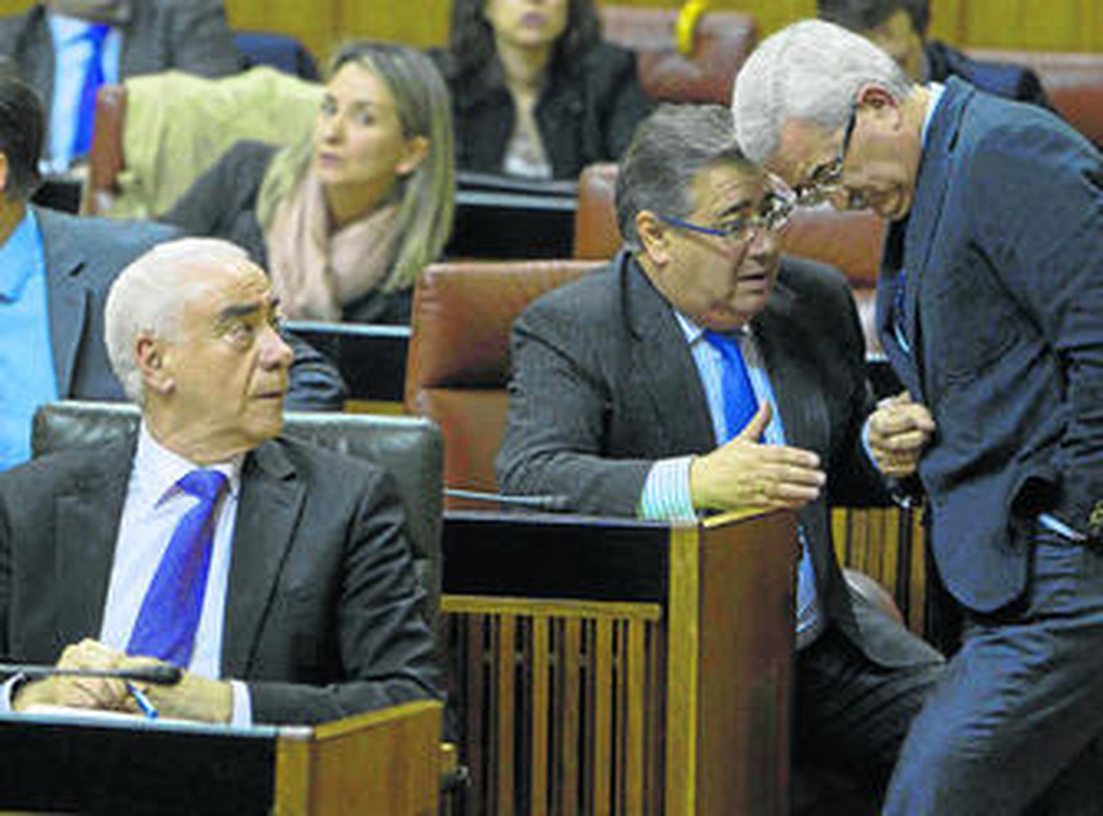 Manuel Jiménez Barrios conversa con Juan Ignacio Zoido, observados por Luciano Alonso.