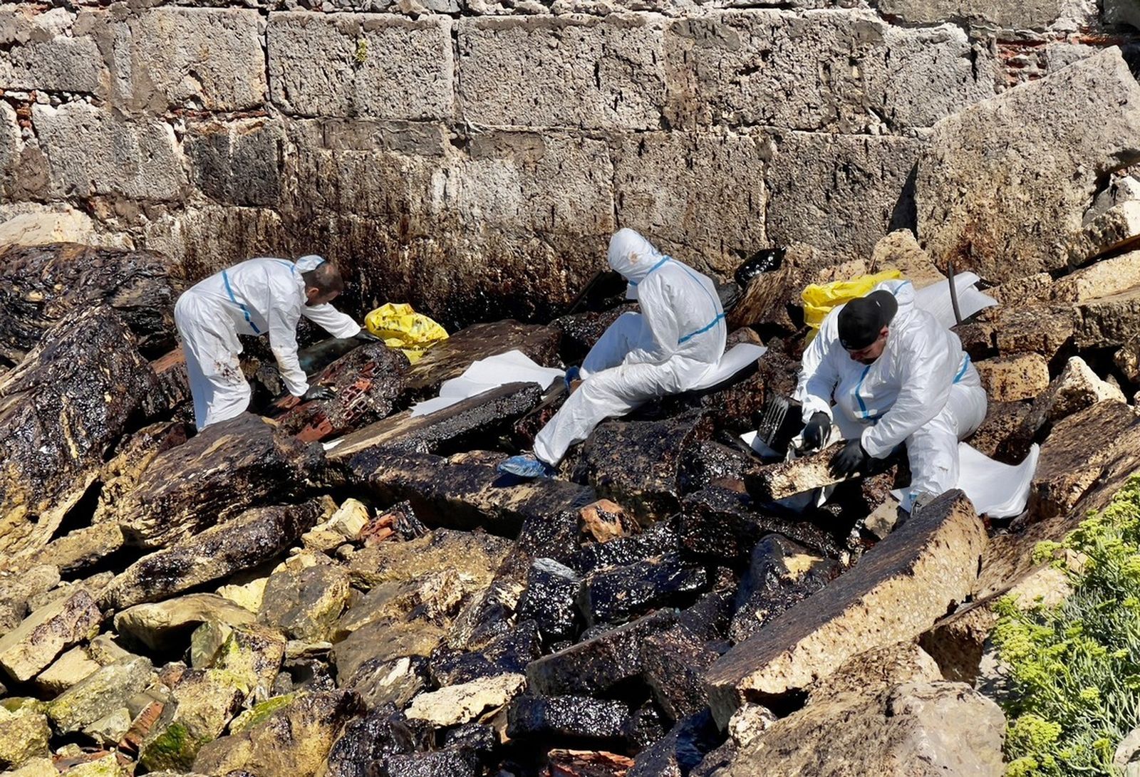 Tareas de limpieza en Rosia Bay, el pasado jueves.