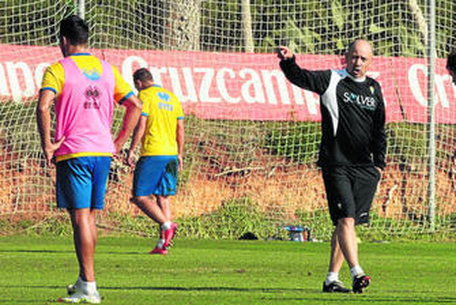 Claudio Barragán (d), durante un entrenamiento en El Rosal.