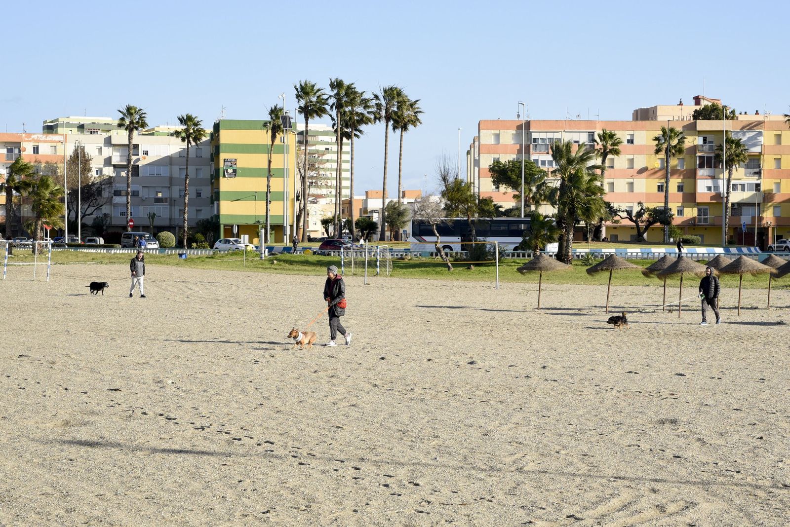 Las fotografías de un sábado en las playas de La línea tras las borrascas
