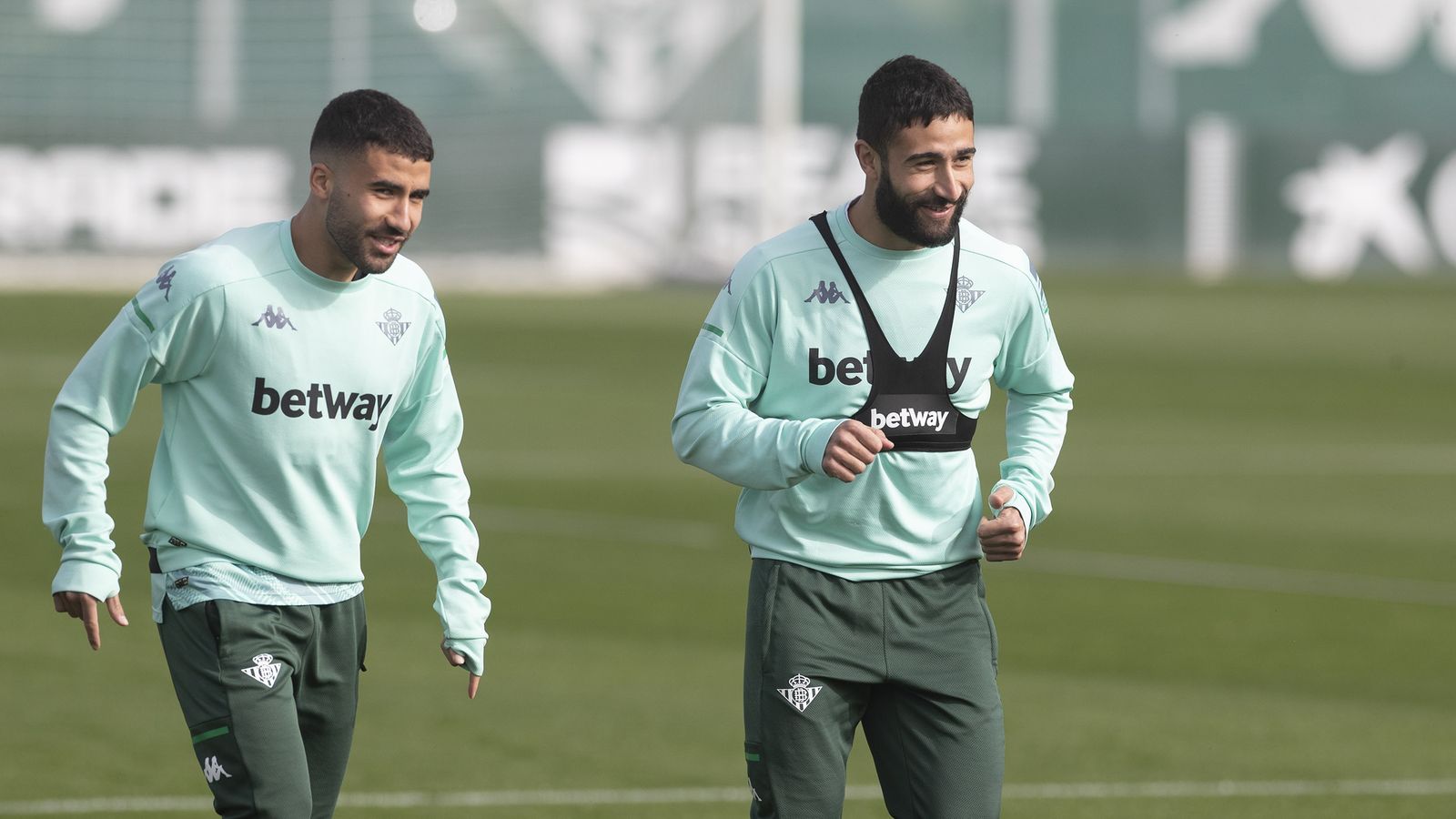 Nabil Fekir, sonriente, junto a su hermano.