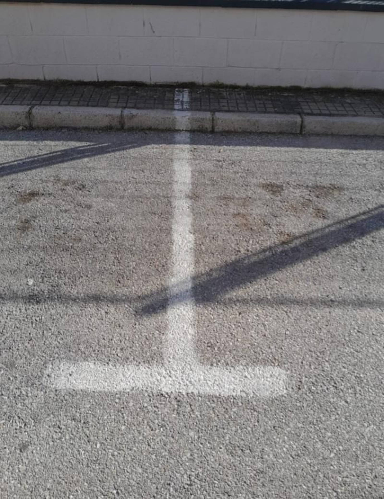 Otra imagen de la raya pintada como aparcamiento. Otra imagen de la raya pintada como aparcamiento.