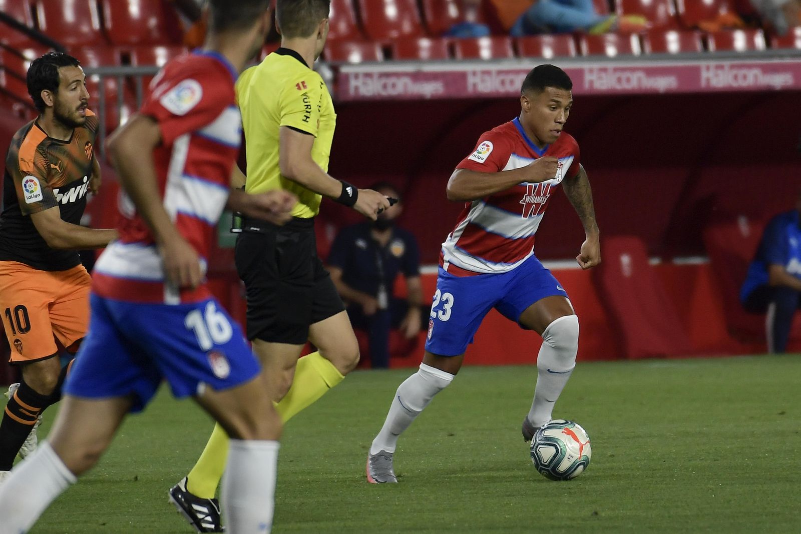 Darwin Machis firmó un buen partido ante el Valencia