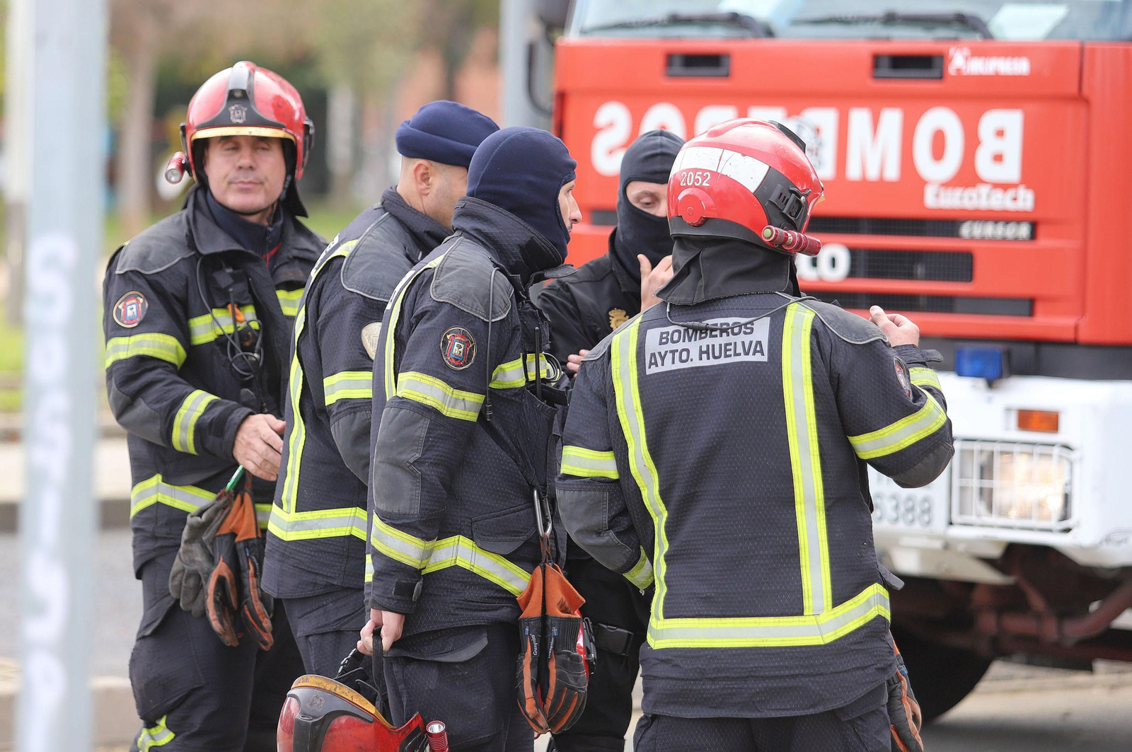 Imágenes del atrincherado que amenazaba con hacer estallar una bombona en el Torrejón, Huelva