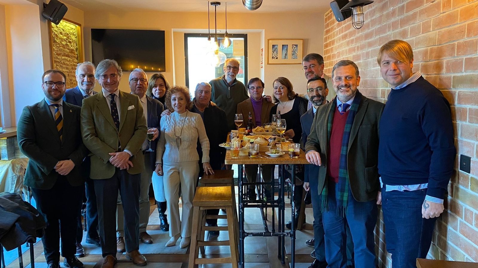 El pregonero de la Semana Santa, Fernando Pérez, en el acto de entrega de la jarra y el vaso de agua para el pregón.