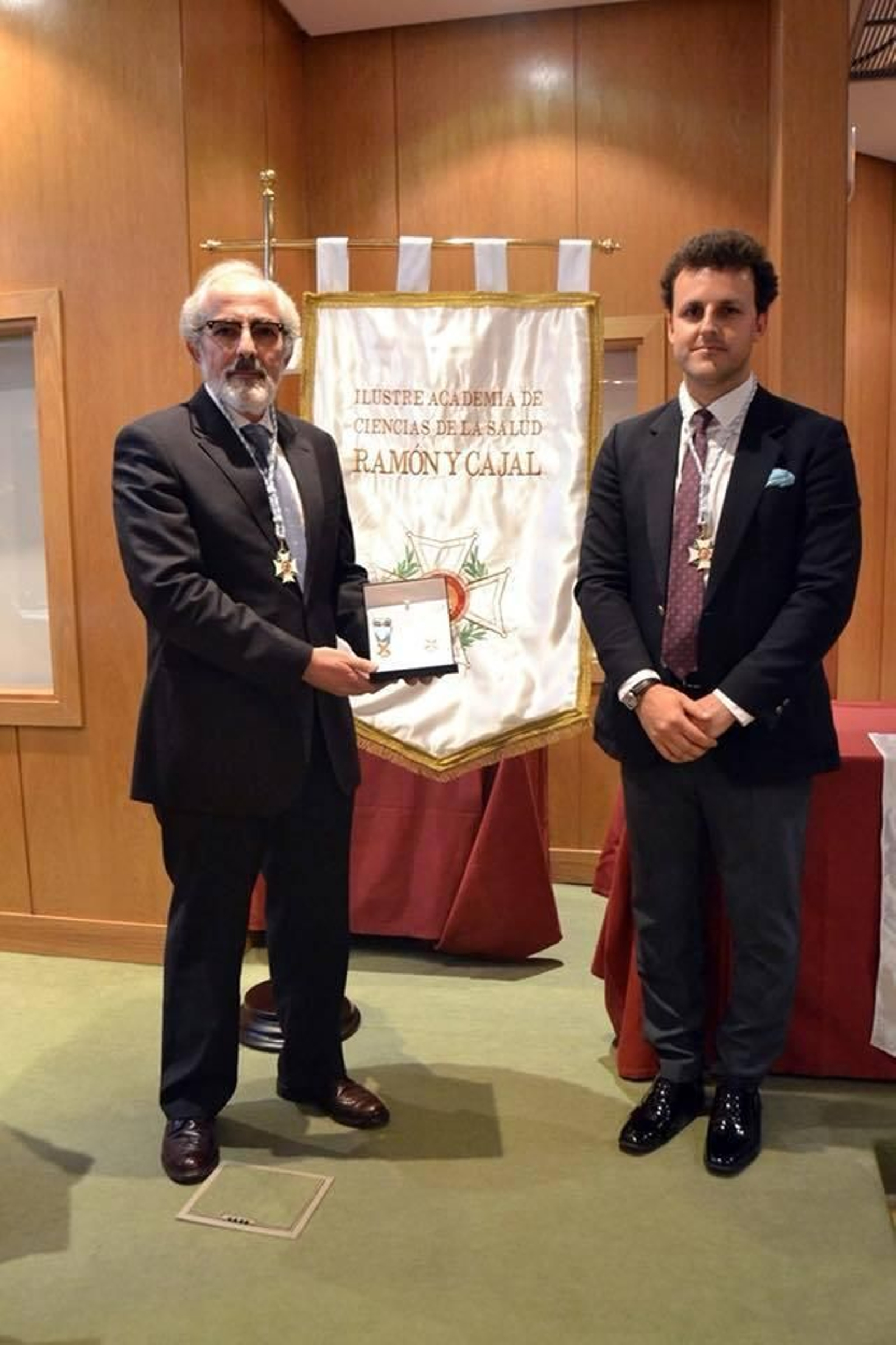 Vicente García Vegazo, junto al vicepresidente de la academia, Javier López-Ibor.