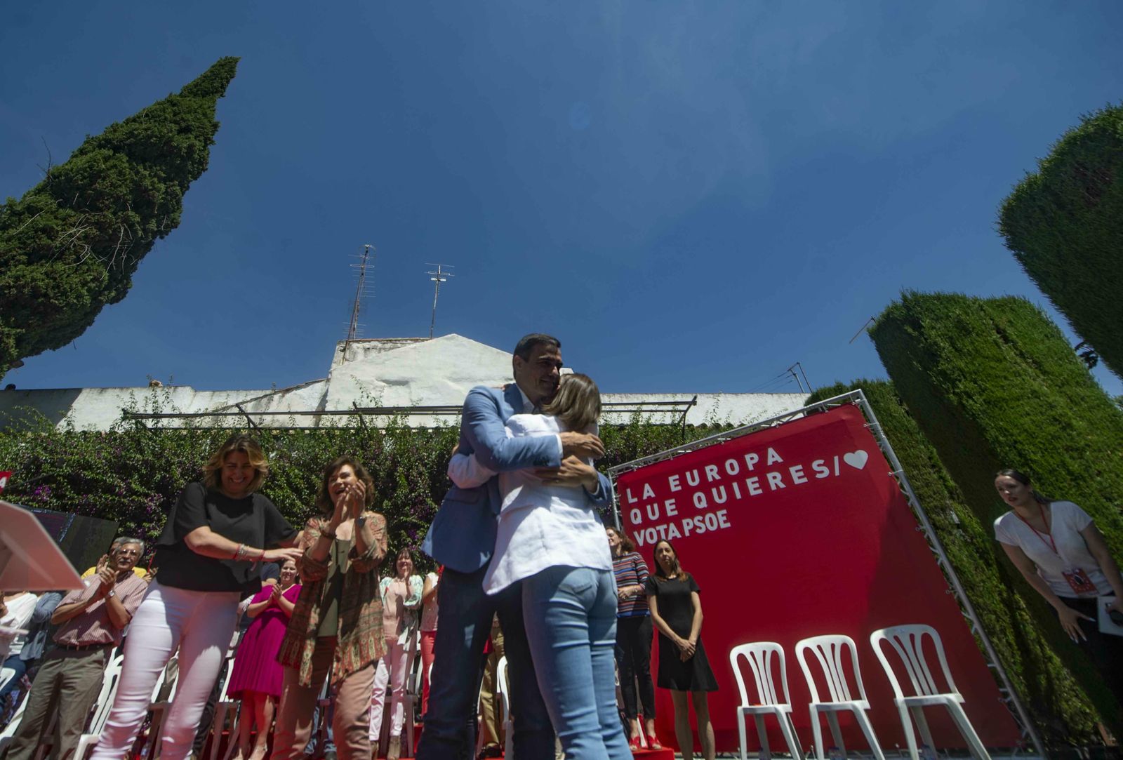 Pedro Sánchez se abraza a Isabel Ambrosio