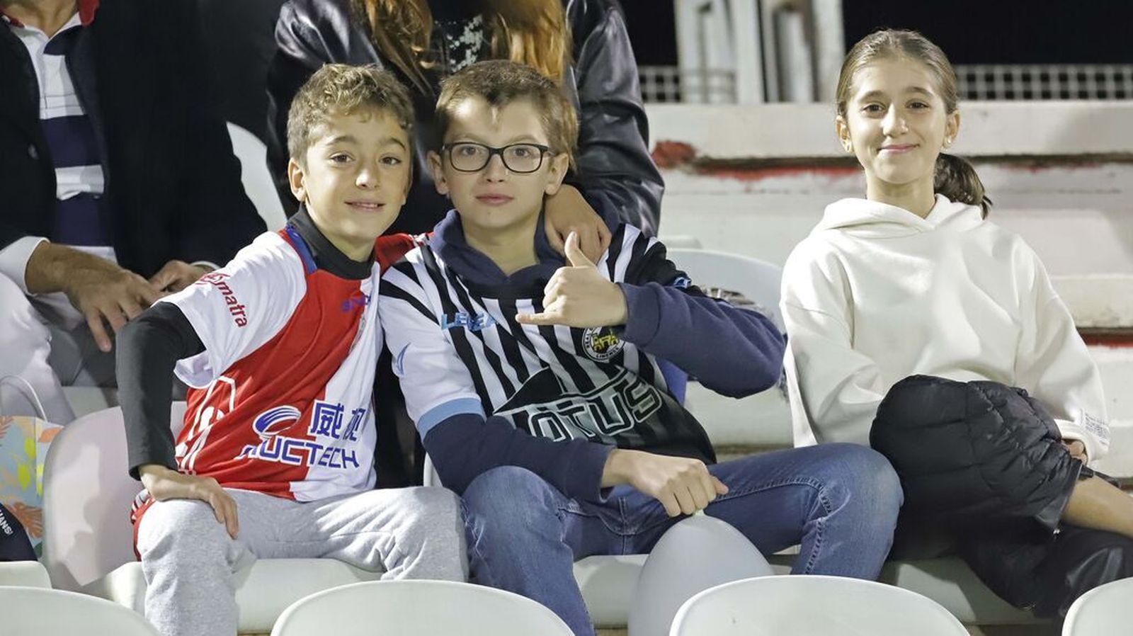 Un joven aficionado del Algeciras y otro de la Balona, juntos en el último Clásico