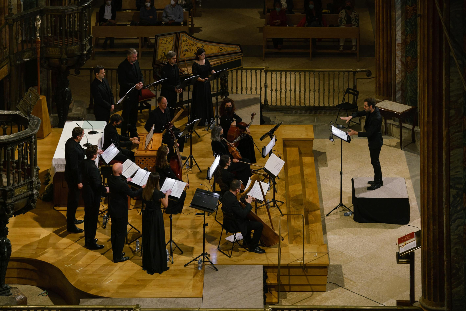 Albert Recasens dirigiendo a La Grande Chapelle en la catedral de Santiago