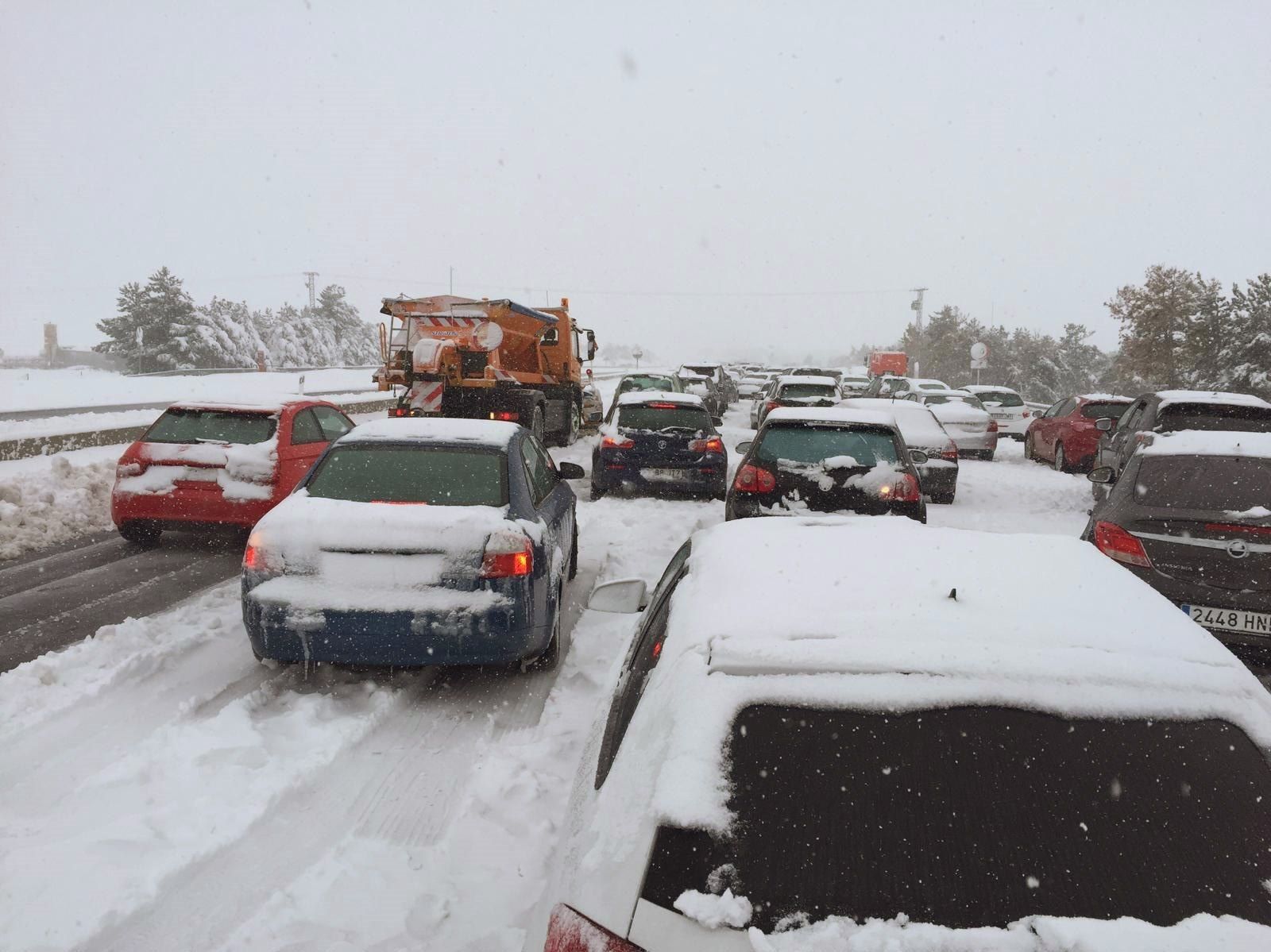 El temporal deja atrapadas en sus coches durante horas a numerosas familias en las carreteras españolas