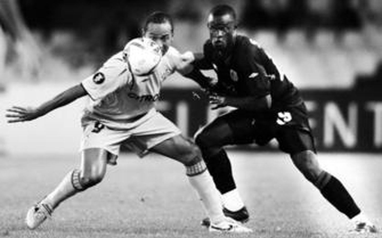 Mohamed Sarr presiona a Baiano en encuentro de la UEFA del año pasado.