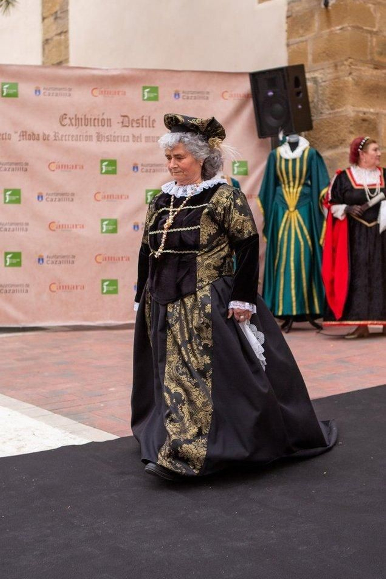 Desfile de los trajes renacentistas confeccionados por mujeres de Cazalilla.