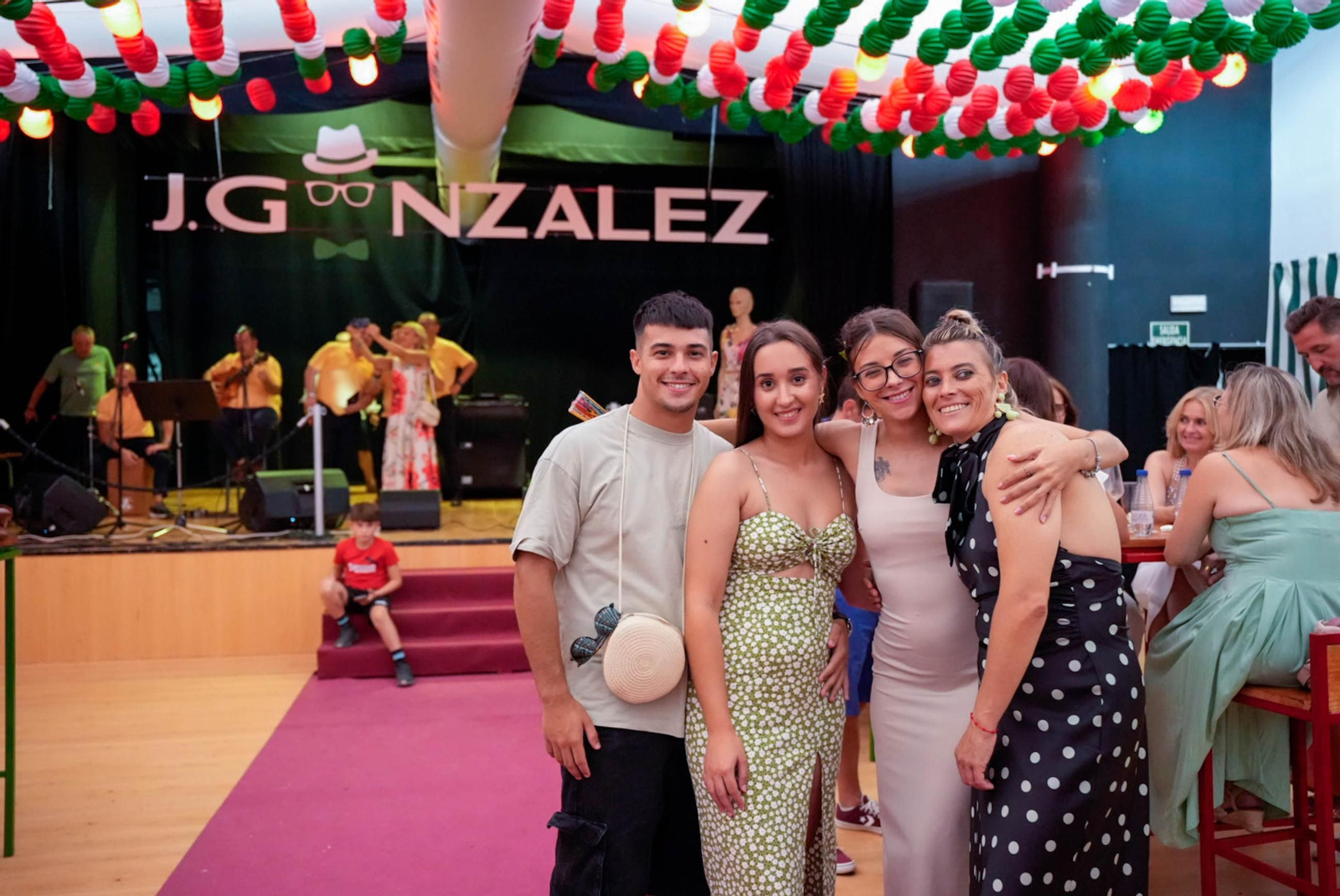 Los almerienses disfrutan del martes en la Feria del Mediodía