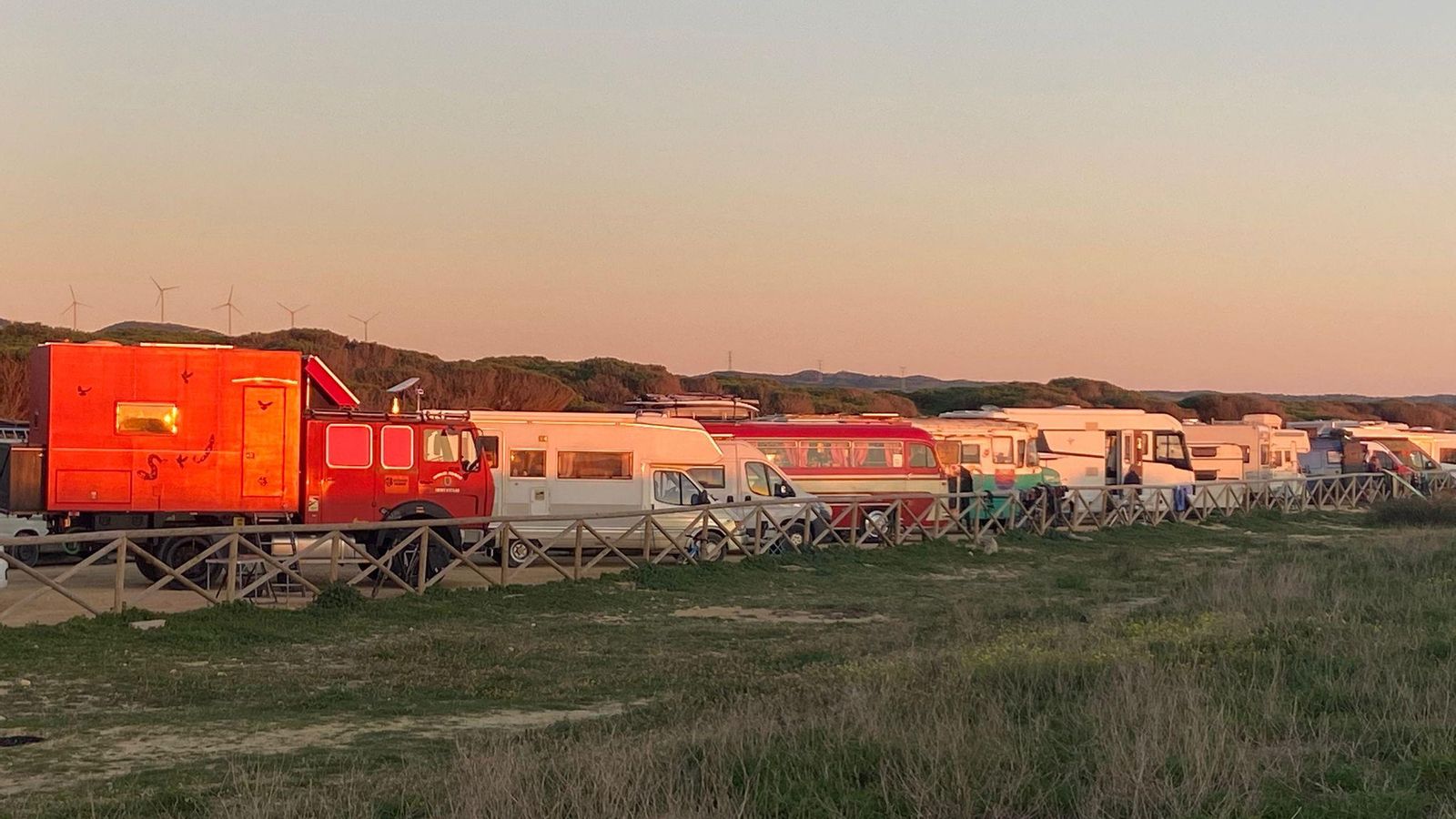 Campamento ilegal con más de 200 caravanas junto a la playa de Los Lances durante el primer fin de semana de febrero.