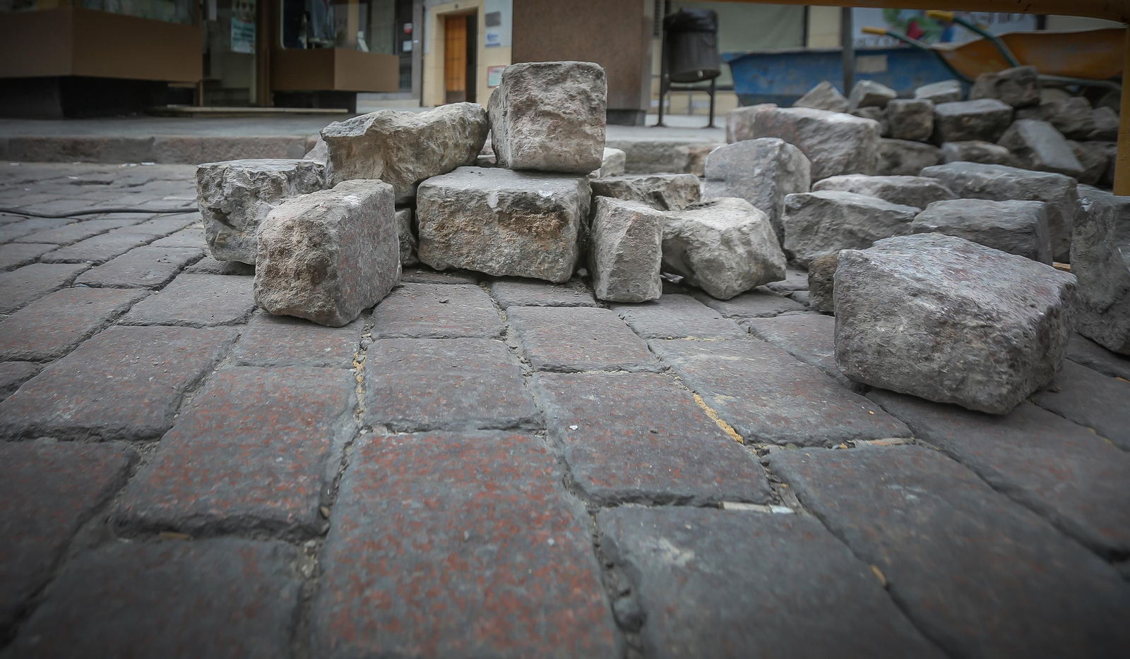 Adoquines en obras del centro.
