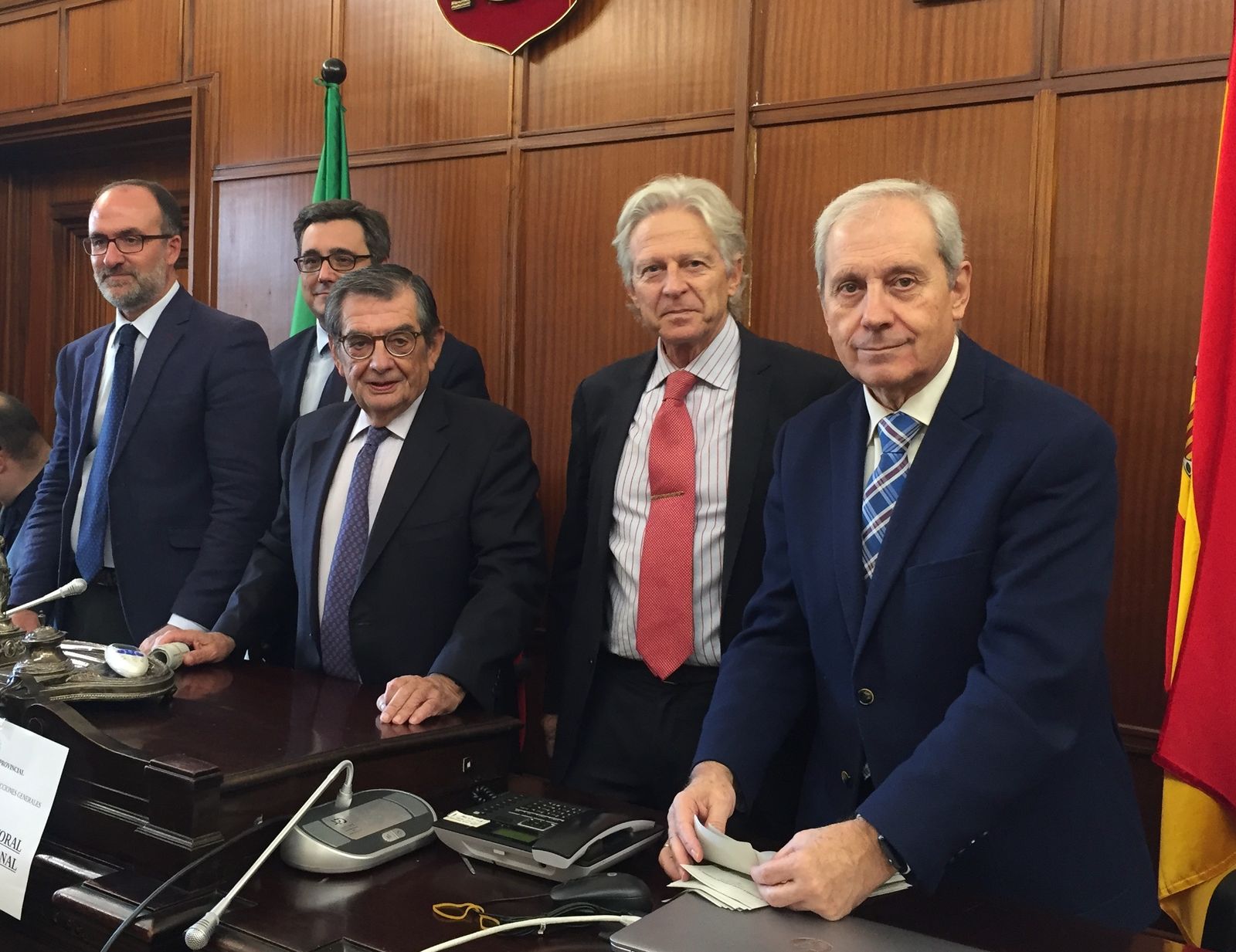 De izquierda a derecha, los vocales César Gallardo (PSOE), Pedro Molina (PP), los magistrados Ángel Márquez y Fernando Sanz y el secretario judicial Antonio Dorado