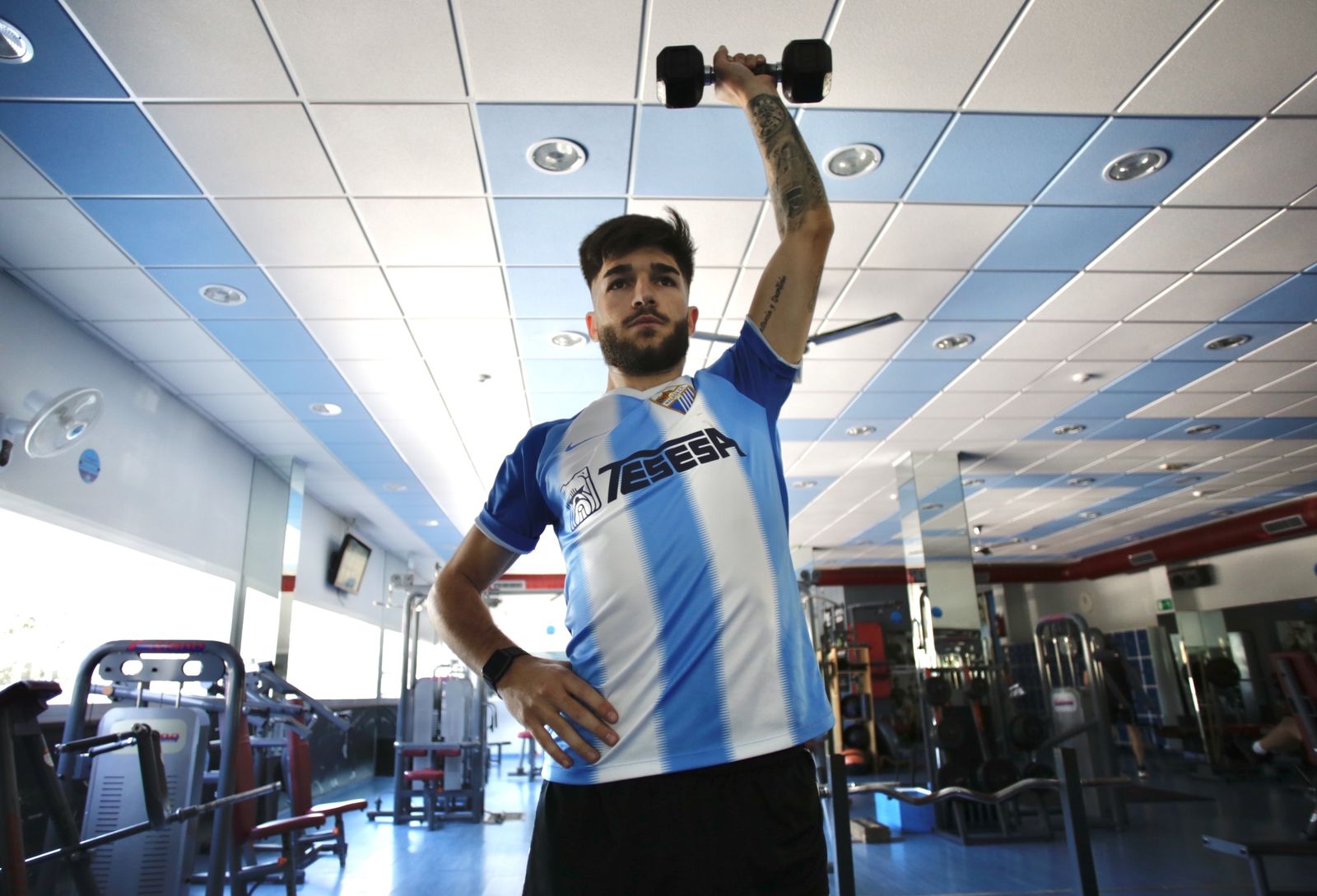 Usuario de un gimnasio de Ronda durante unos ejercicios con pesas