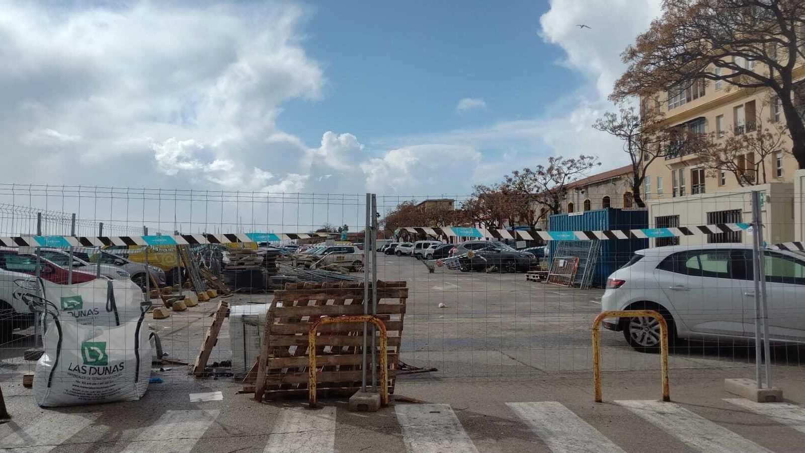 El aparcamiento debería haberse ejecutado ya hace tiempo, pero sigue a la espera de las obras. El aparcamiento debería haberse ejecutado ya hace tiempo, pero sigue a la espera de las obras.