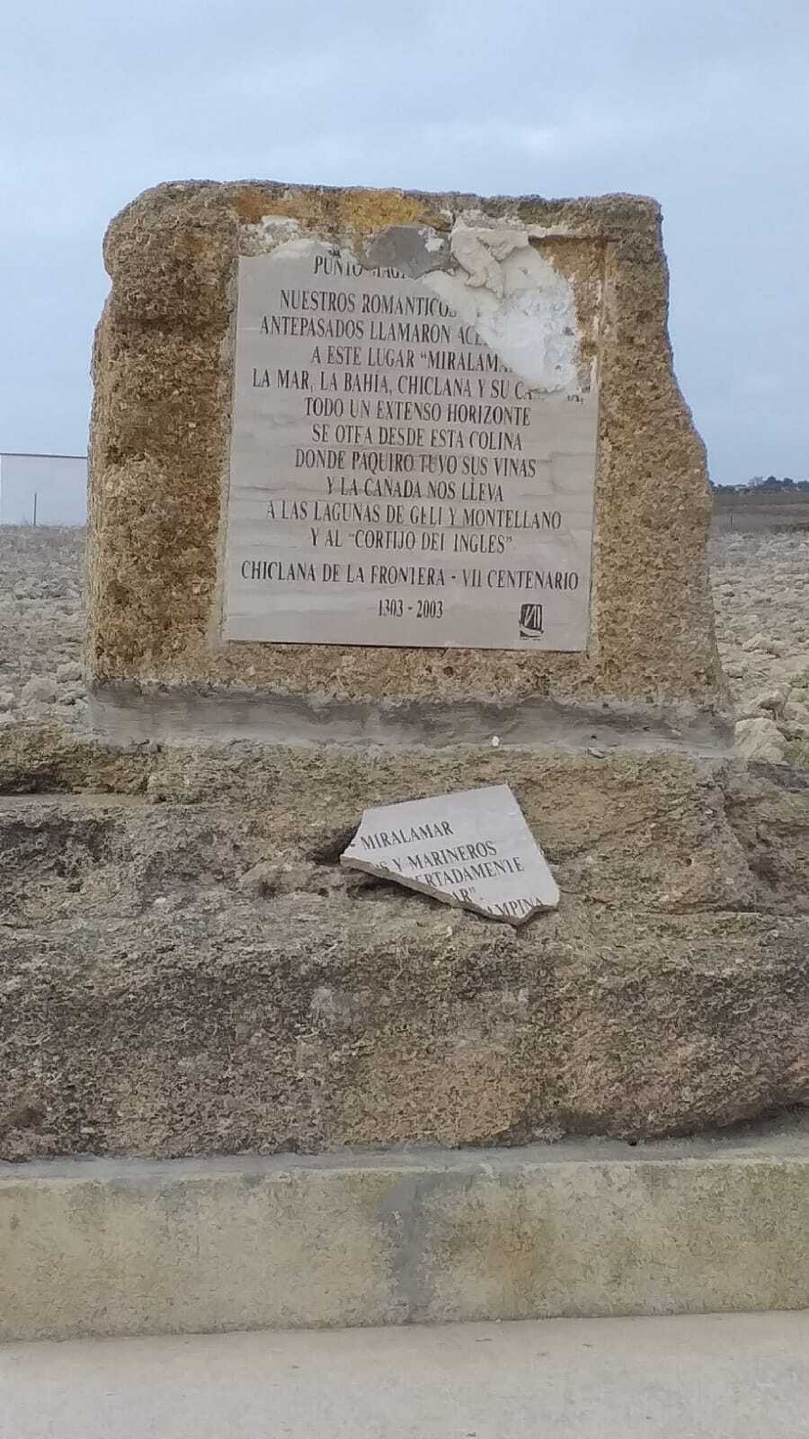 Daños en el monolito del punto mágico de Miralamar.