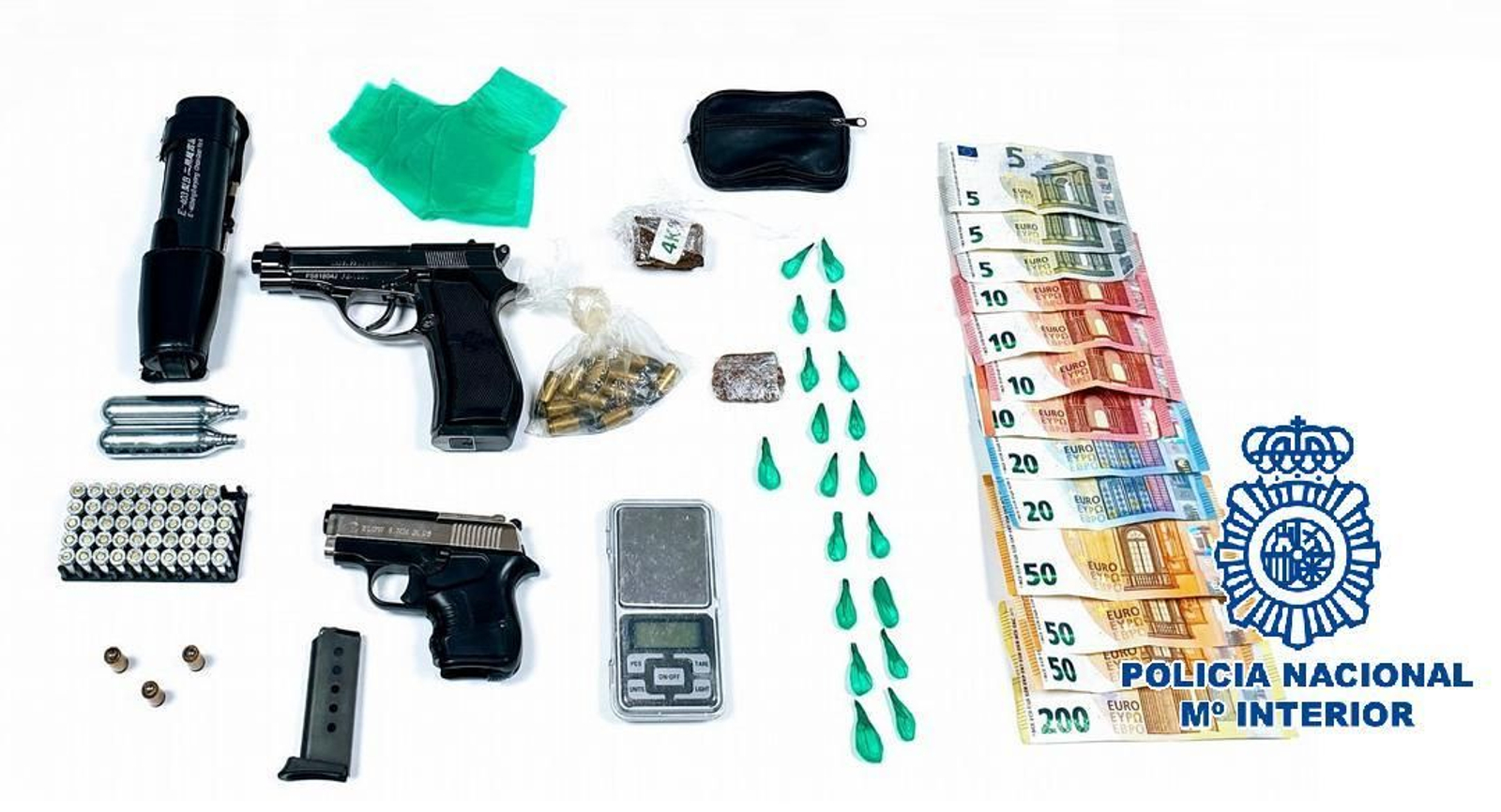 Droga y armas intervenidas por los investigadores