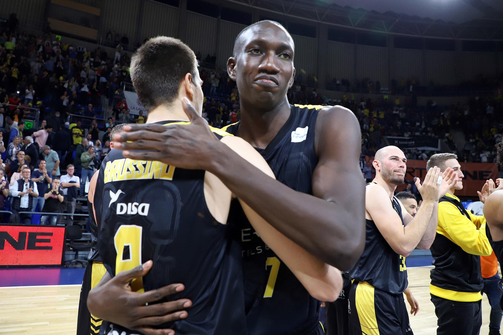Niang se abraza con Brussino en un partido del Iberostar Tenerife la pasada campaña.
