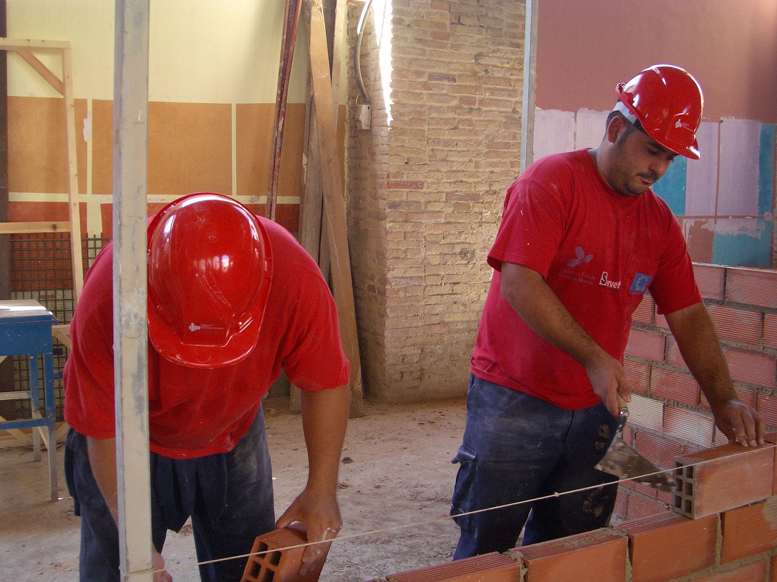 Dos trabajadores de la construcción, en un curso de la Fundación Laboral de la Construcción