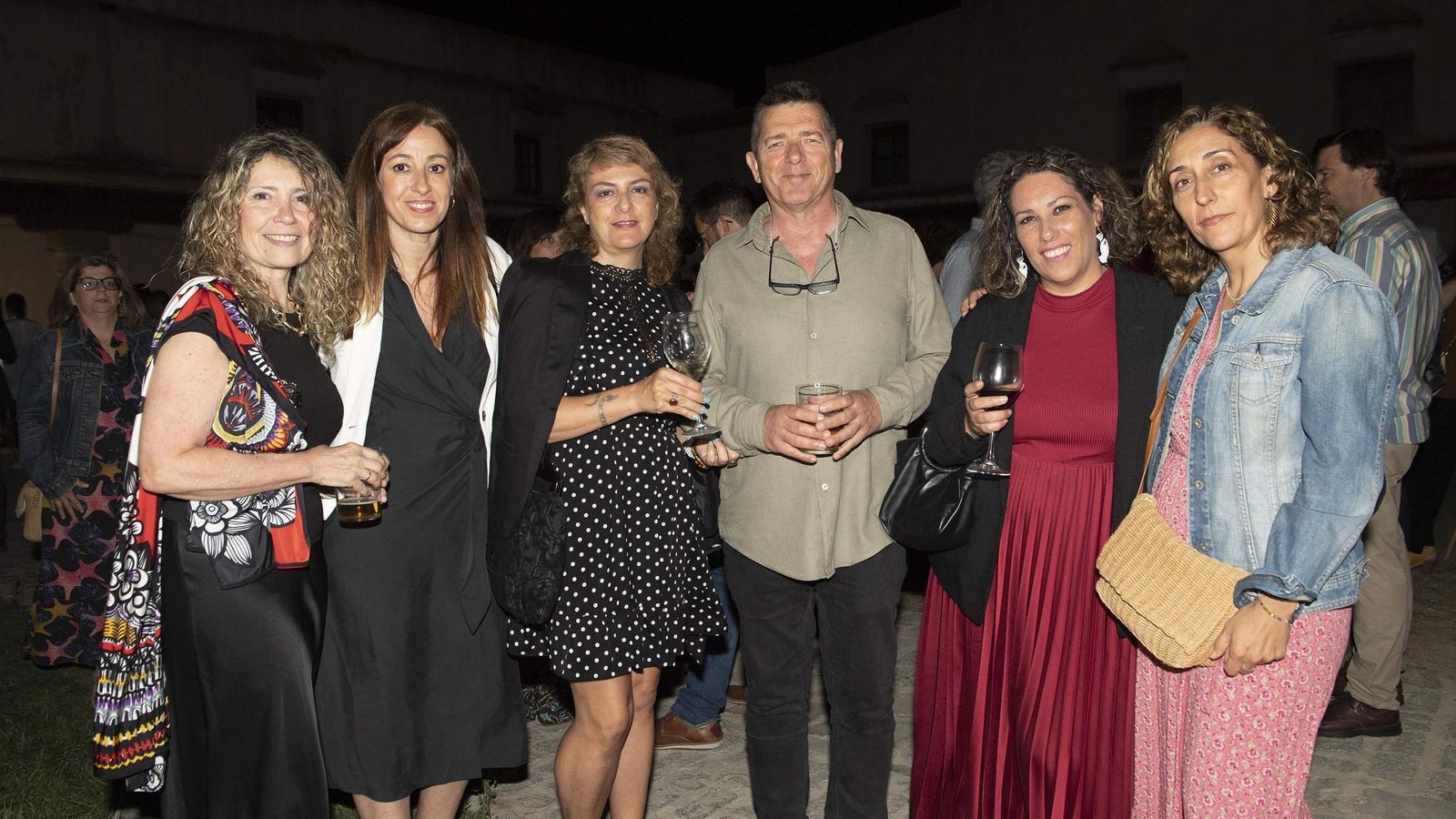 Gloria Columé, Virginia León, Inma Maestre, Isidro Santamaría, Tamara García y Pilar Hernández, en el Castillo de Santa Catalina.