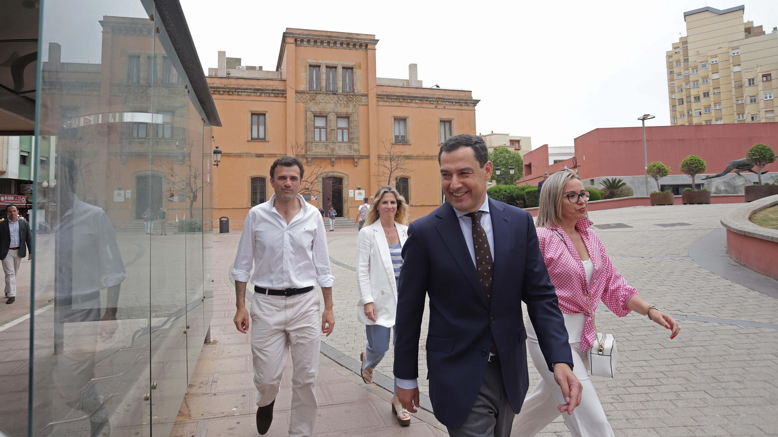 Fotos de la visita de Juanma Moreno a La Línea