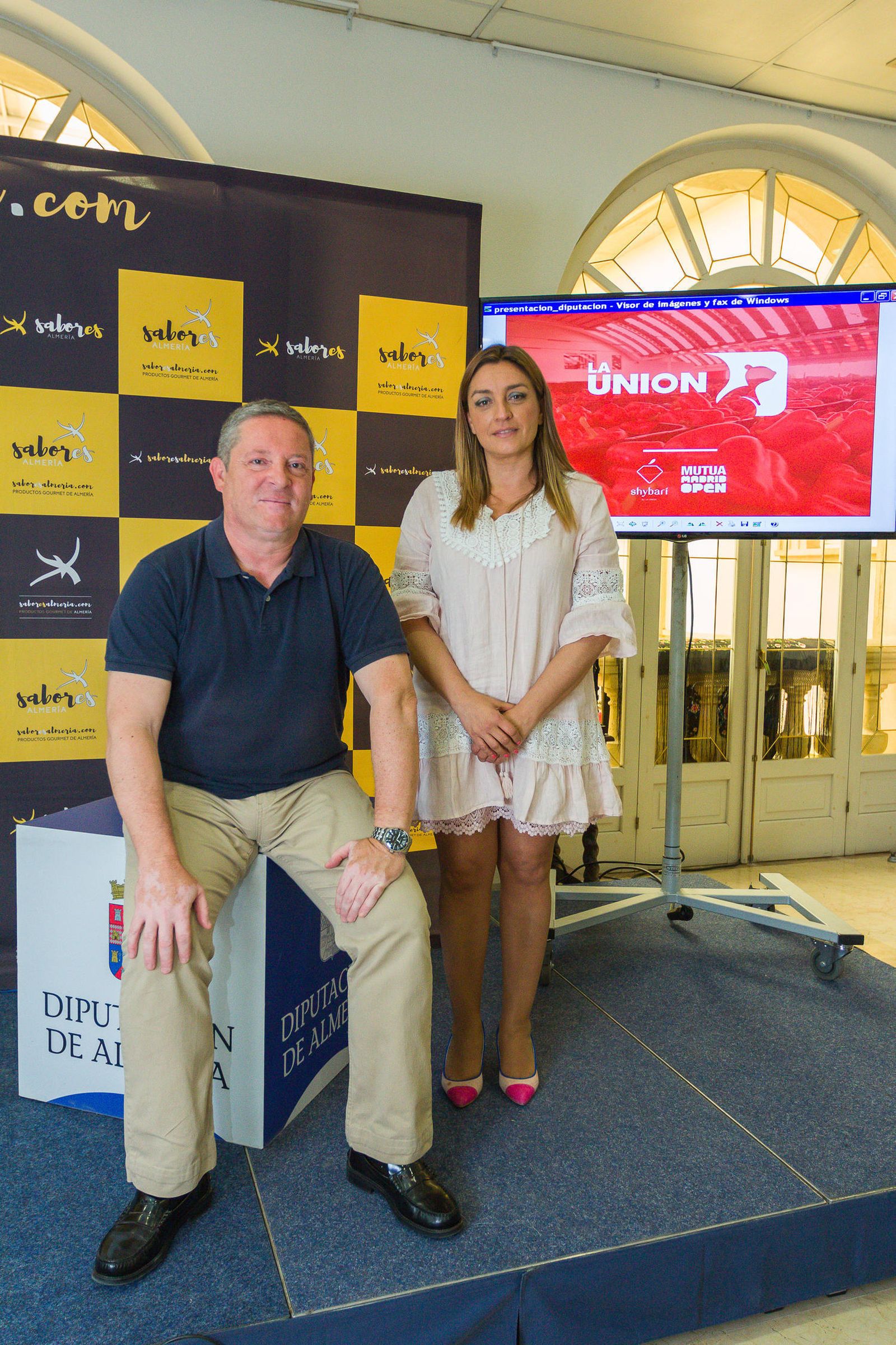Juan José Caparrós, responsable de la marca Shybari, y María López, diputada provincial de Agricultura.