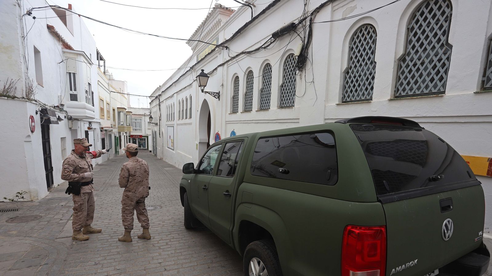 Fotos de las tareas de desinfección y limpieza de la Infantería de Marina en Tarifa