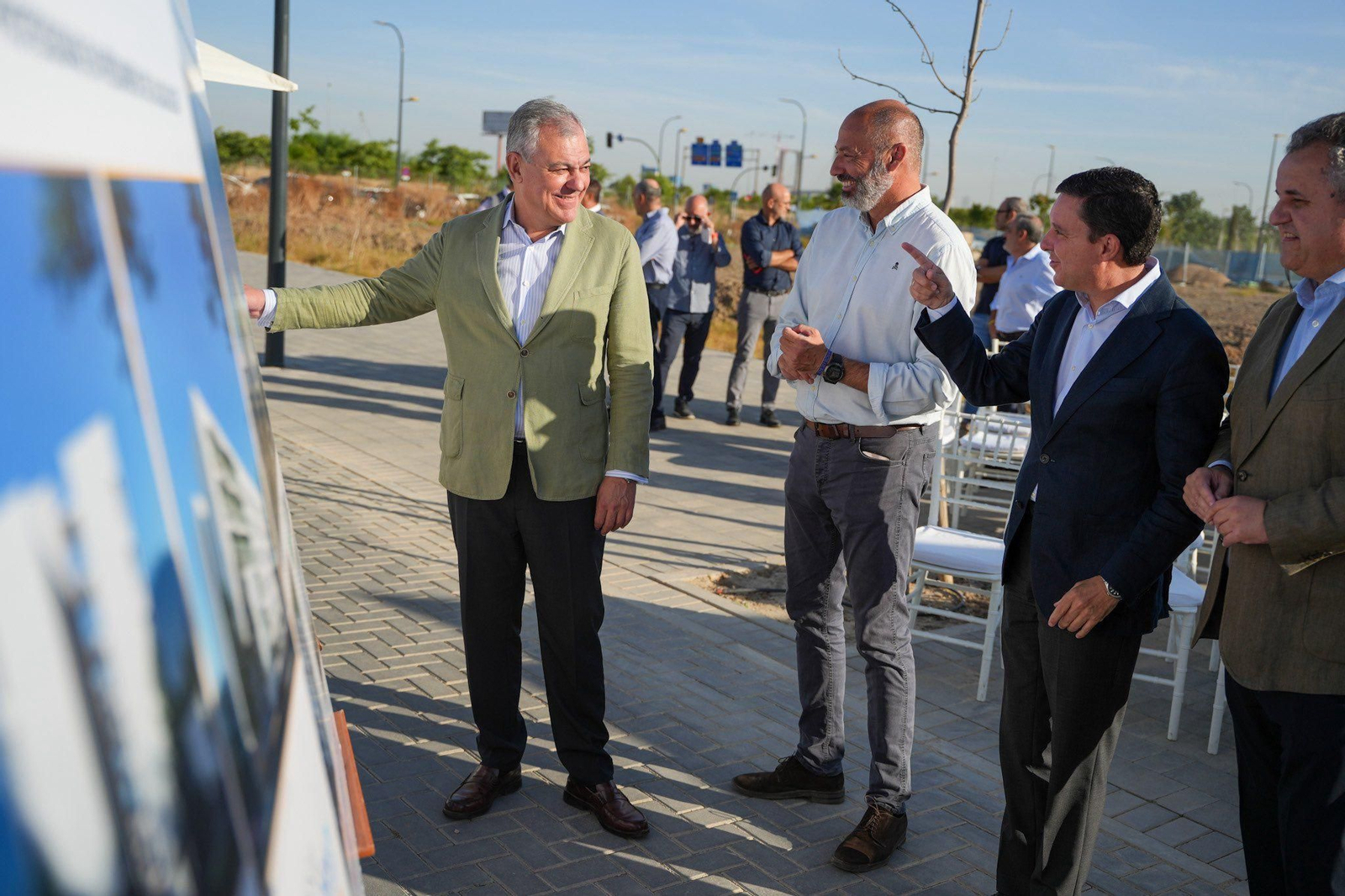 El alcalde Sanz y su concejal de Urbanismo en Isla Natura