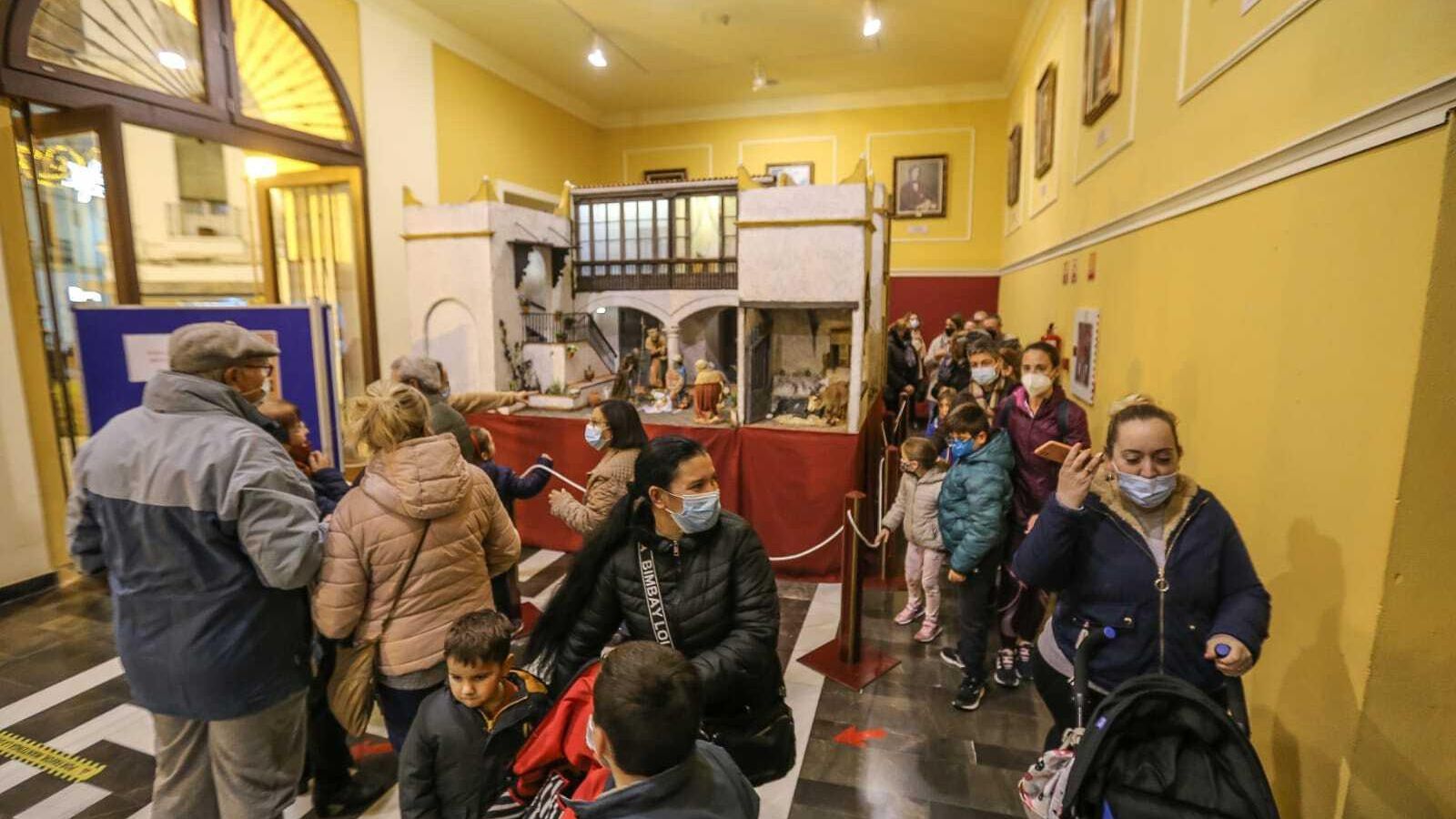 Numerosas personas visitaban ya hoy el Belén municipal del Ayuntamiento.