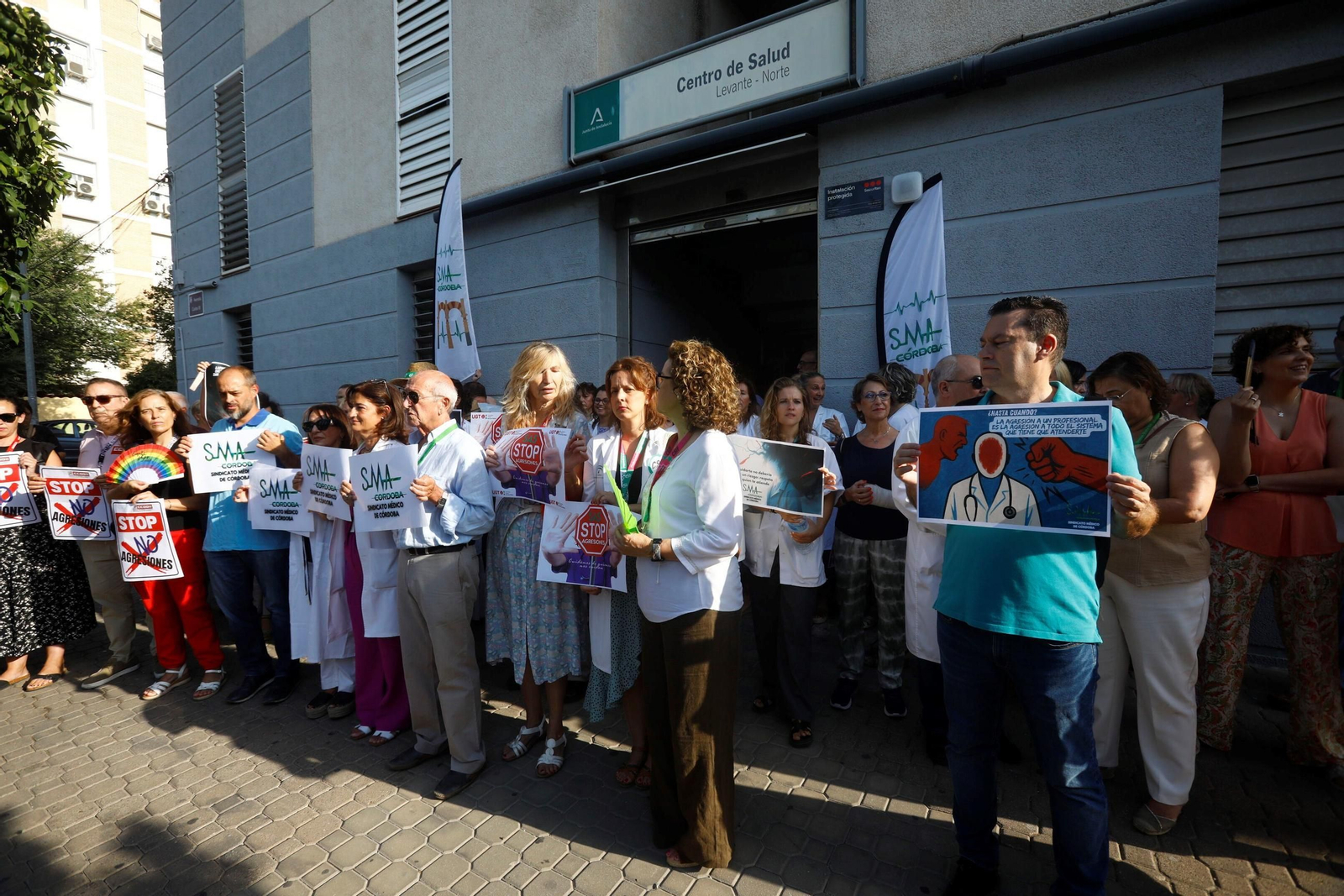 La concentración de los profesionales del centro de salud Levante-Norte de Córdoba, en imágenes