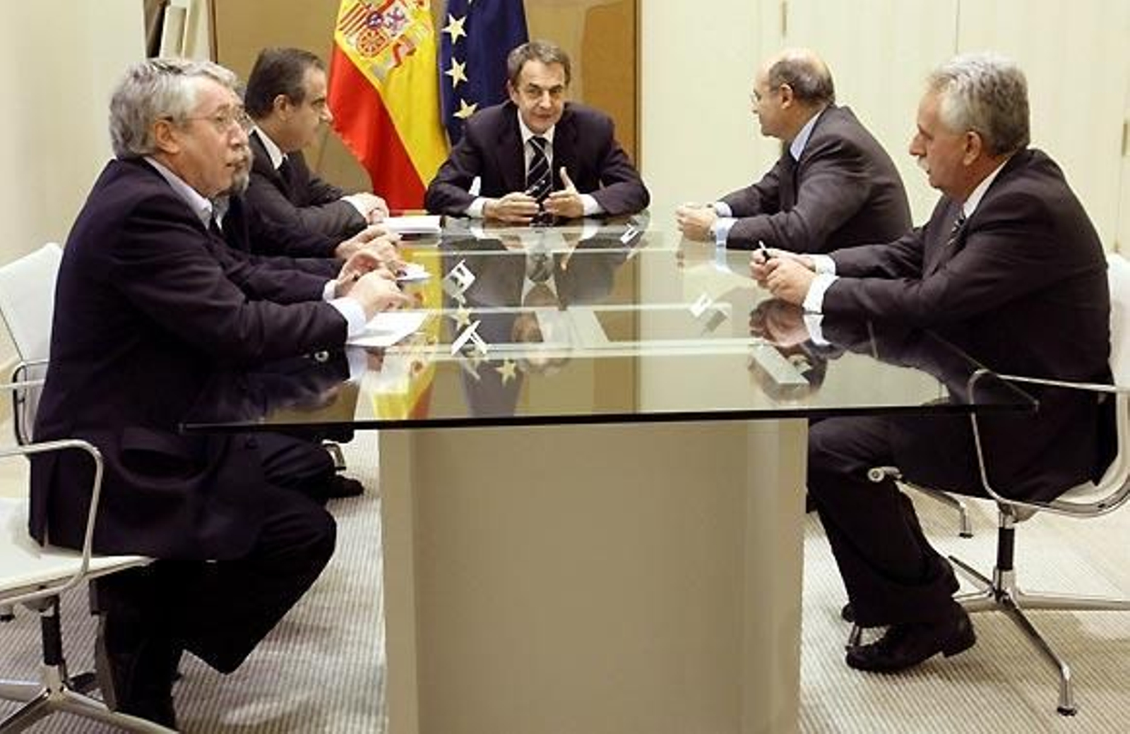Patronal y sindicatos apoyan la propuesta del Gobierno pero el PP exige "medidas concretas" Patronal y sindicatos apoyan la propuesta del Gobierno pero el PP exige "medidas concretas"