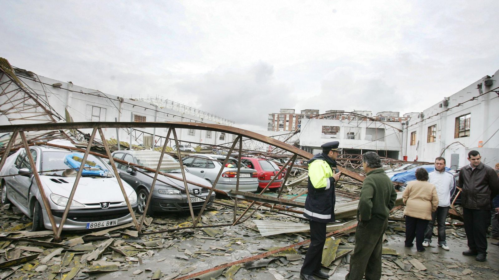 Varios coches afectados por el tornado.