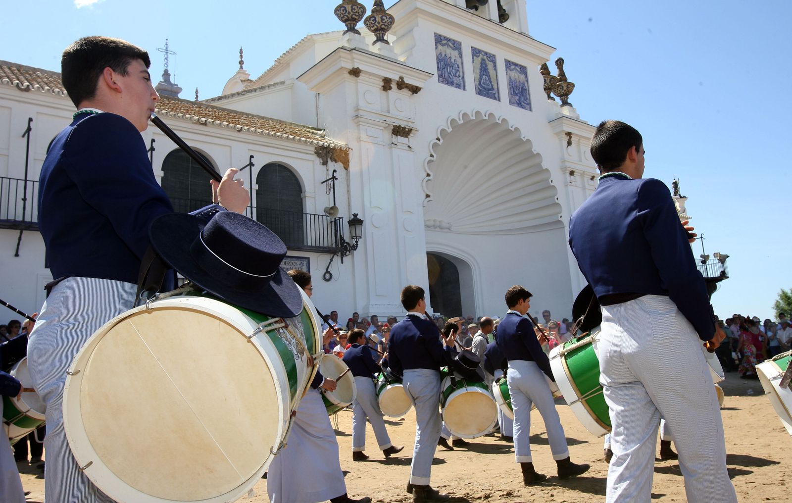 Los tamborileros de Almonte abren la presentación de hermandades el sábado de romería.