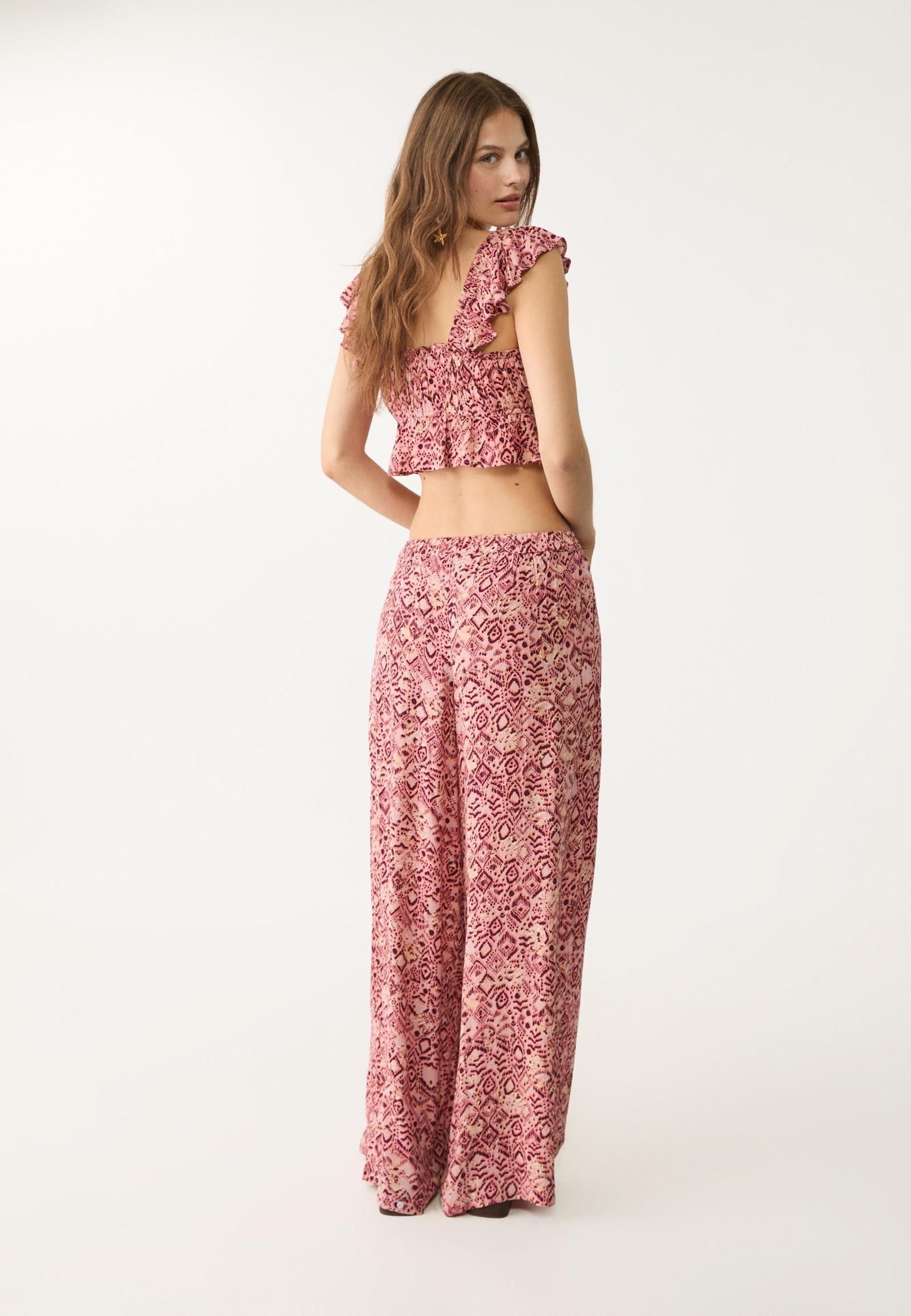 Pantalones anchos de Stradivarius. Pantalones anchos de Stradivarius.